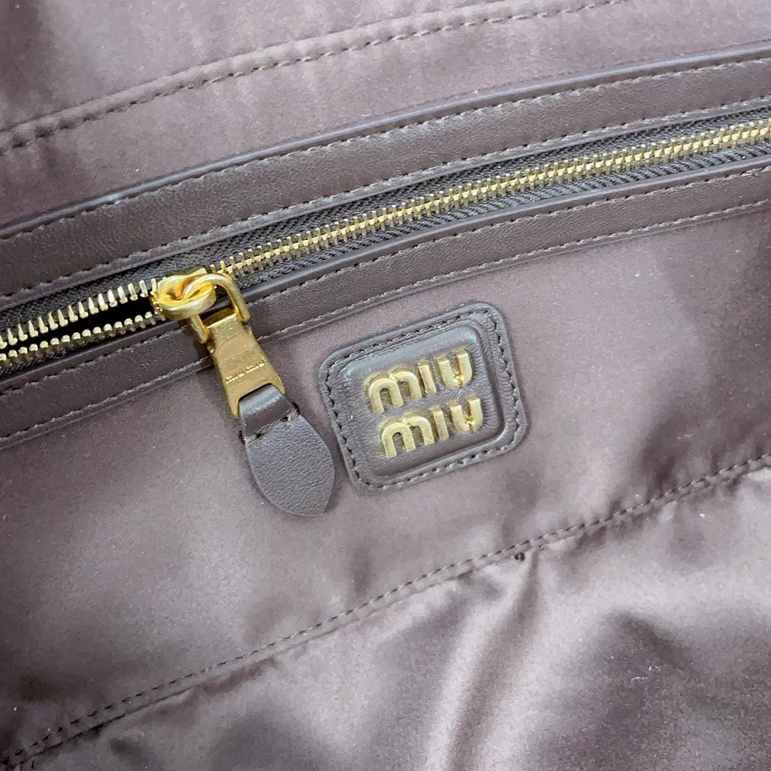 Miu 羊皮 斜挎包 轻便斜挎款