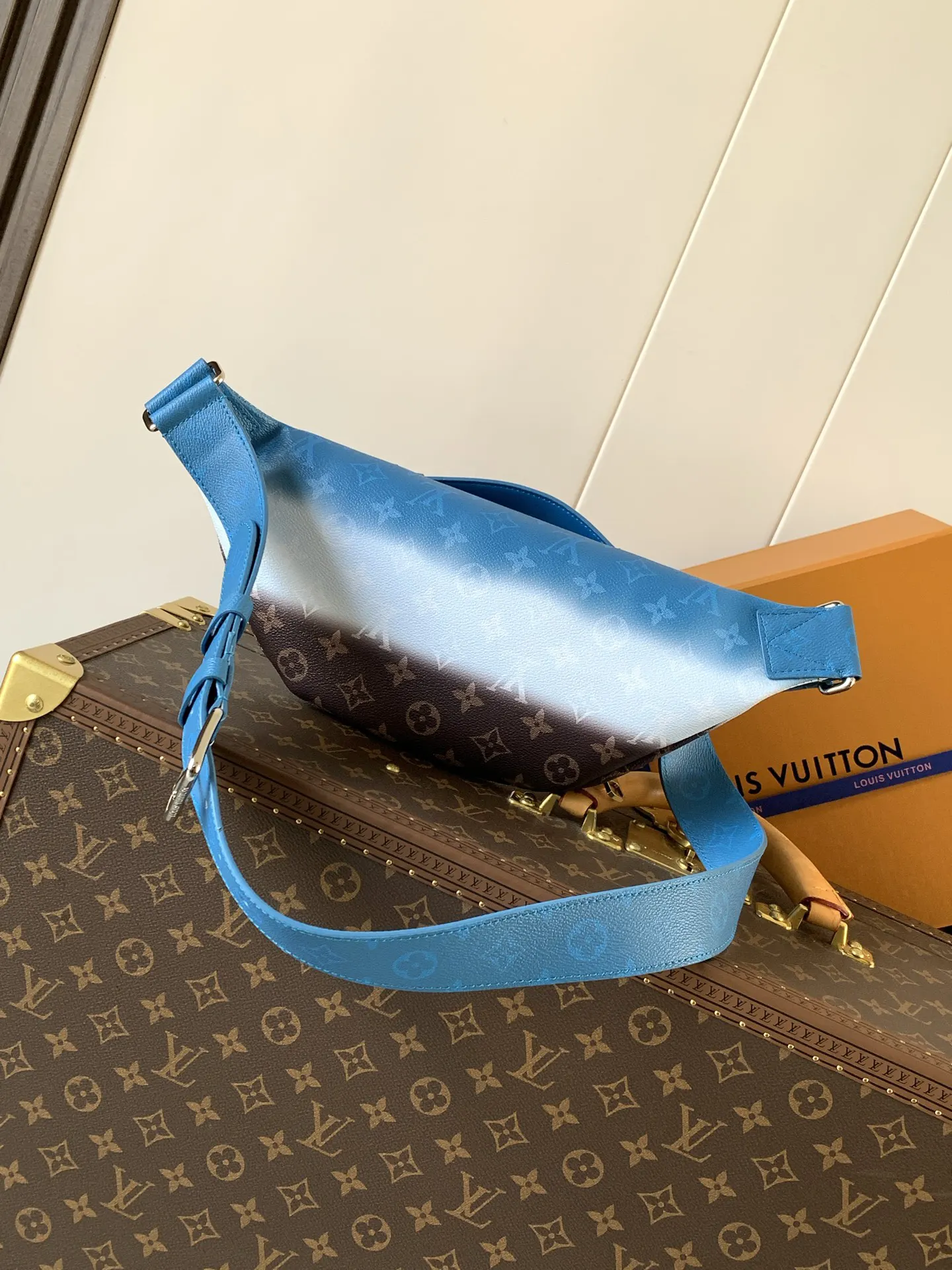 藍色 牛皮 贴身构型方便取放主隔层物品 可调节背带实现系腰 肩背 腰包 休閒腰包款
