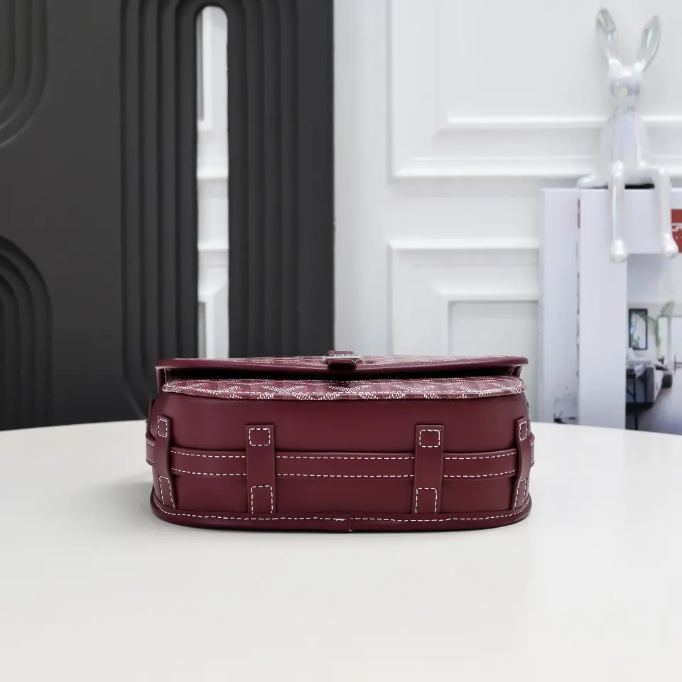Goyard 酒红 皮质镶边以线条的方式凸显出包身轮廓 翻盖的皮质内衬亦 收纳包 旅行收纳款