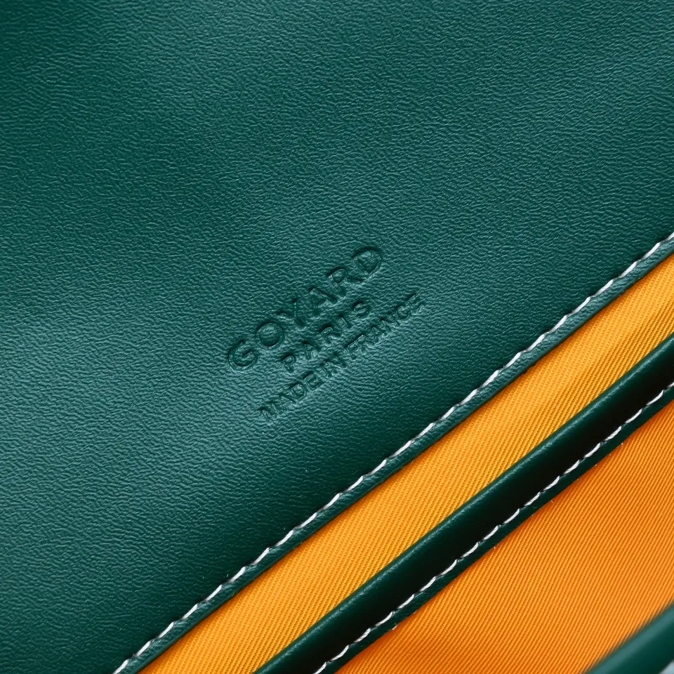 Goyard 綠色 皮質镶边以线条的方式凸显出包身轮廓 翻盖的皮質内衬亦 收納包 旅行收納款(數字9) Goyard 綠色 皮質镶边以线条的方式凸显出包身轮廓 翻盖的皮質内衬亦 收納包 旅行收納款(數字9)