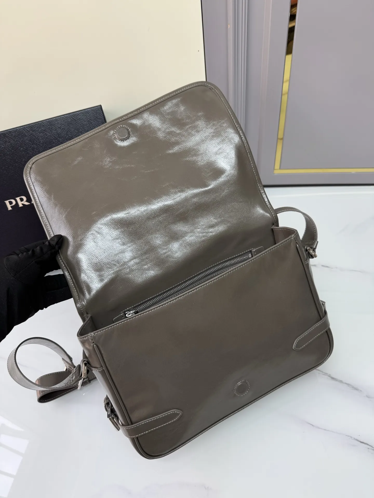 PRADA 皮革 三角标 邮差包 通勤百搭款