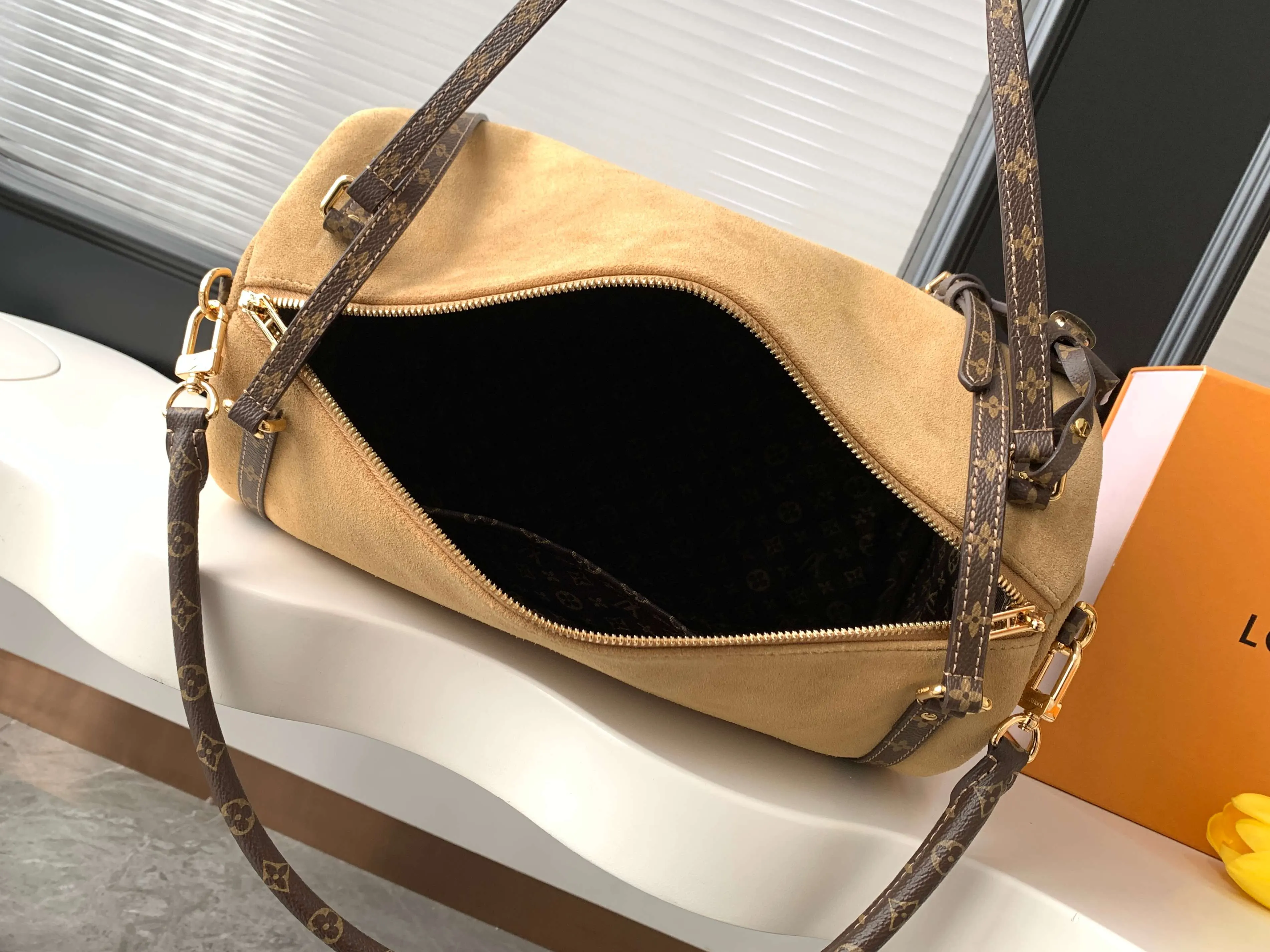 LV Keepall travel bag, large capacity travel model Image 8 LV Keepall travel bag, large capacity travel model Image 8