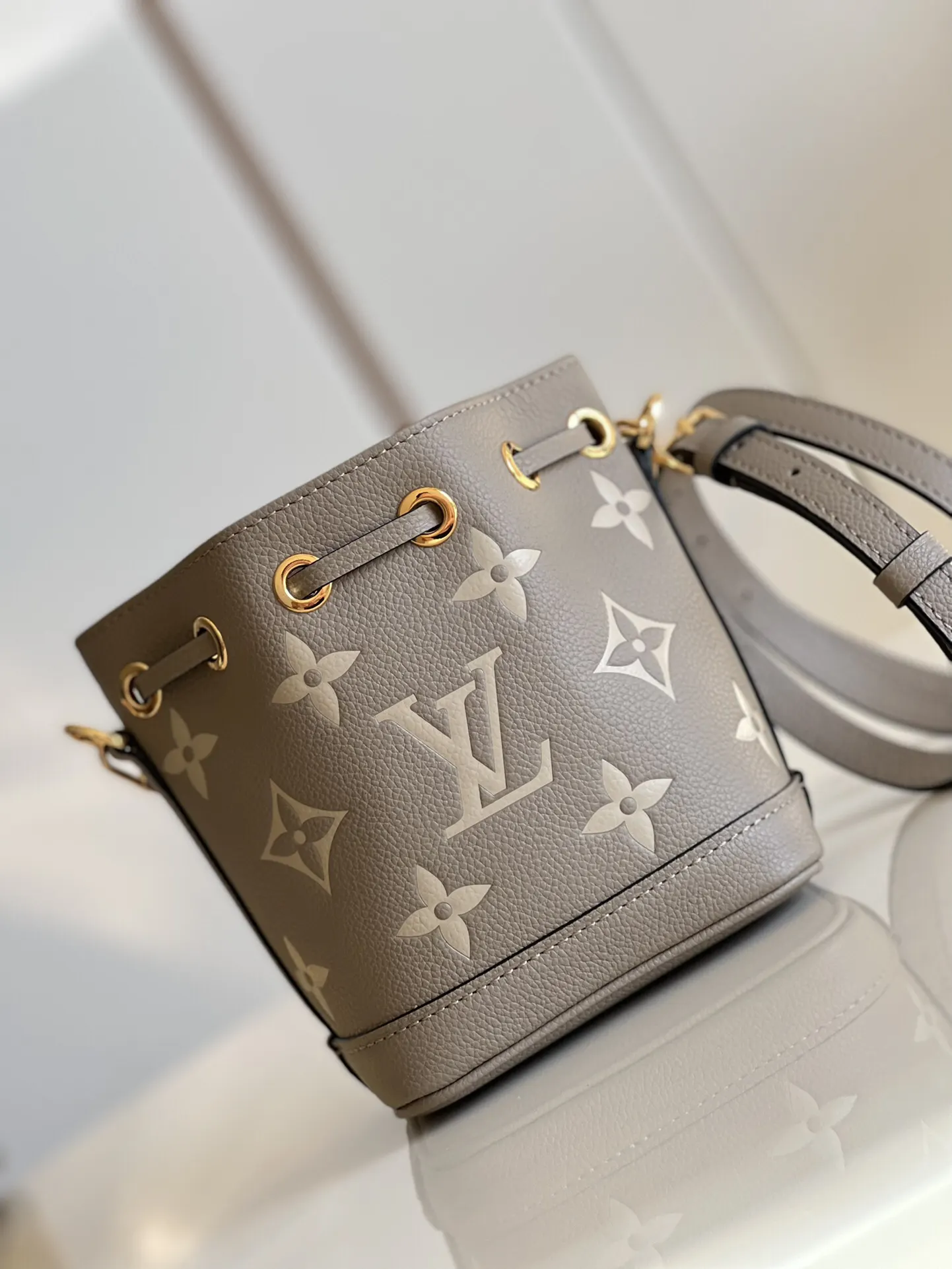 LV Mo水桶包 休閒水桶款(數字9) LV Mo水桶包 休閒水桶款(數字9)