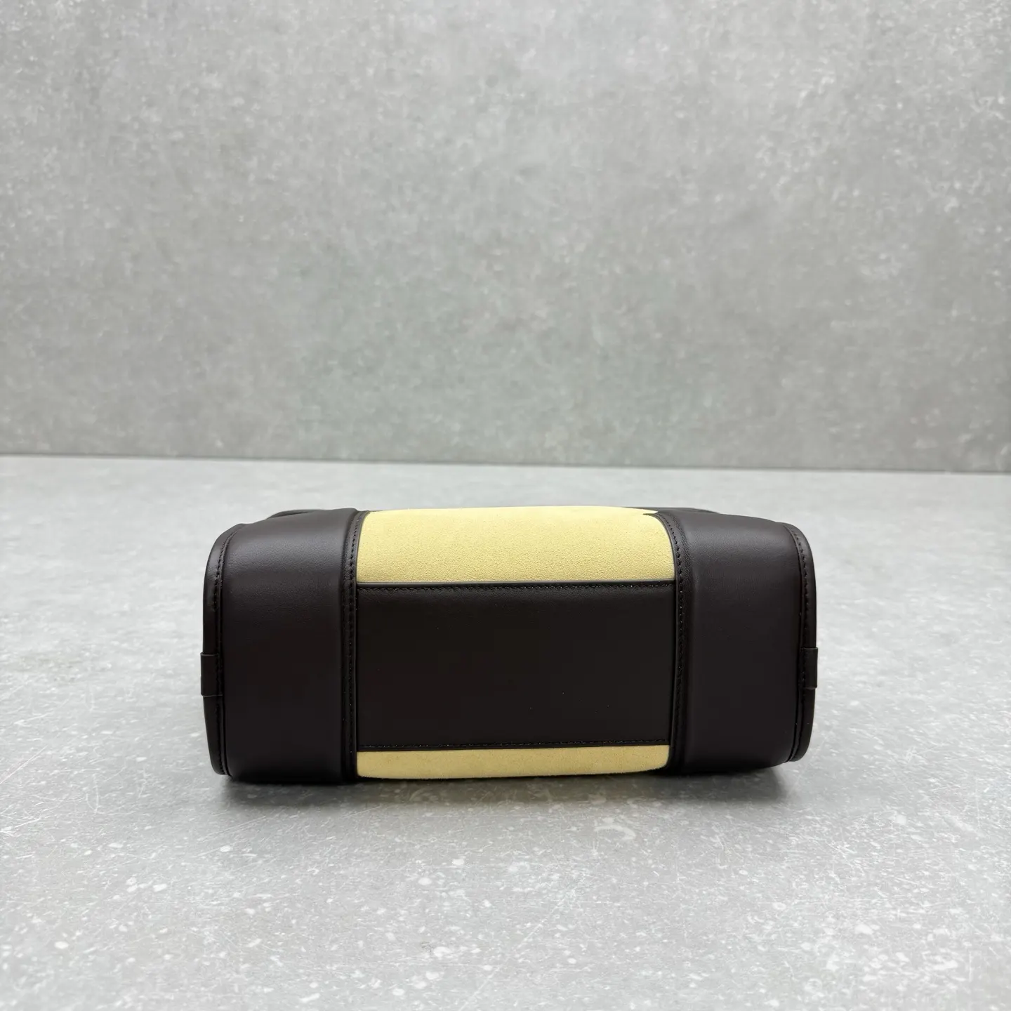 Loewe 皮革 ｛小磨砂杏｝出 Amazona 手袋 Am 斜挎包 轻便斜挎款