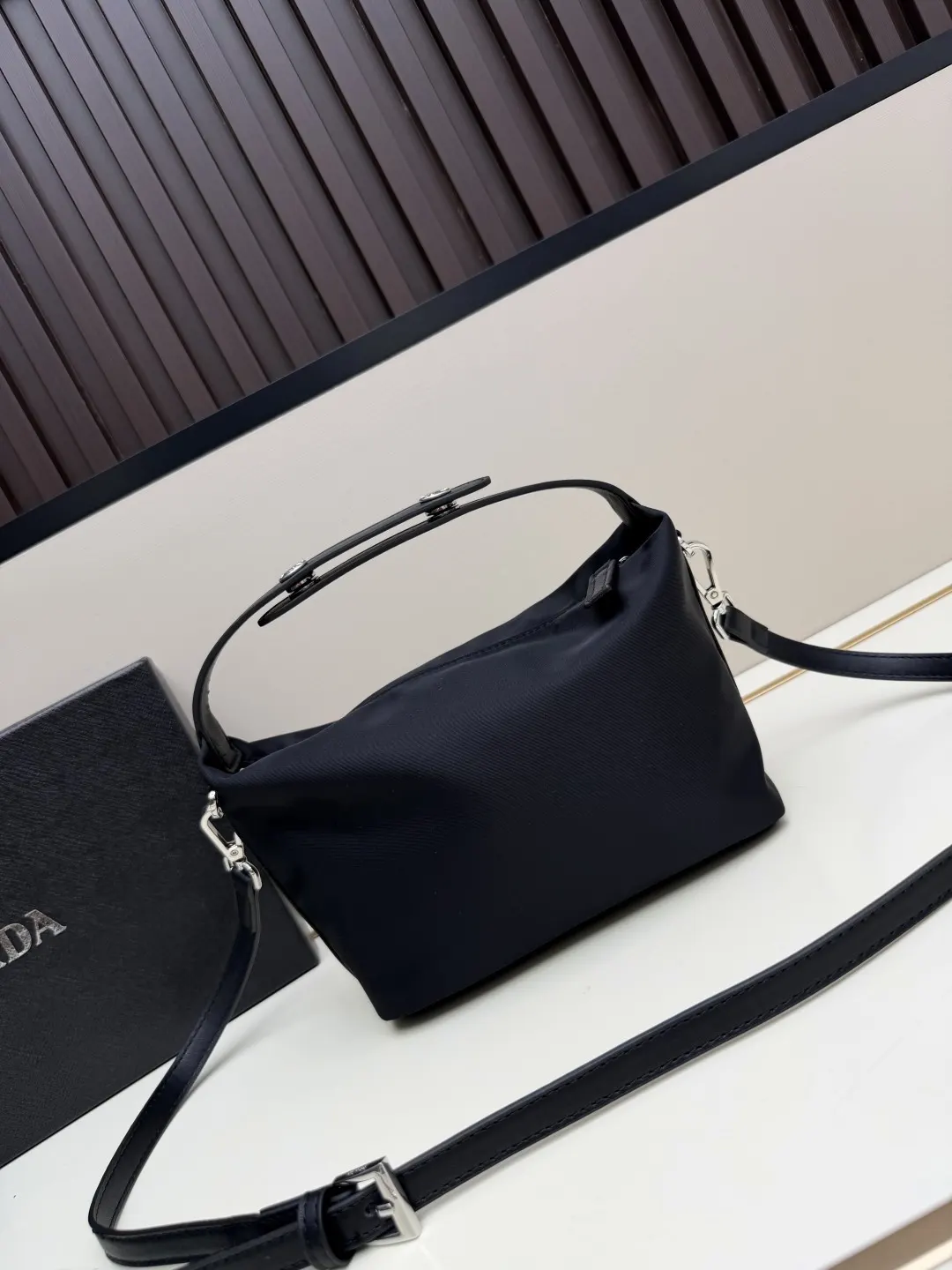 Prada 黑色 皮革 批 三角logo黑色單肩包 采用优质皮 收納包 旅行收納款