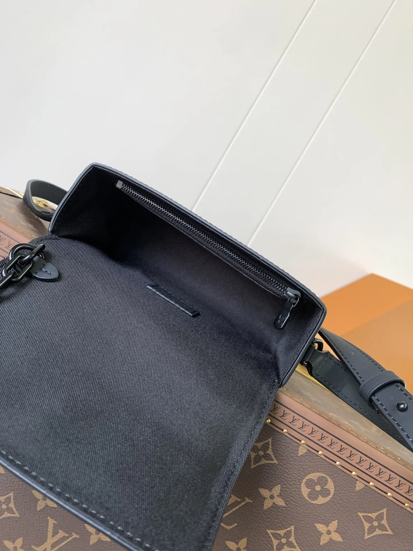 LV 黑色壓紋鏈條郵差包 單肩斜挎款(數字17) LV 黑色壓紋鏈條郵差包 單肩斜挎款(數字17)