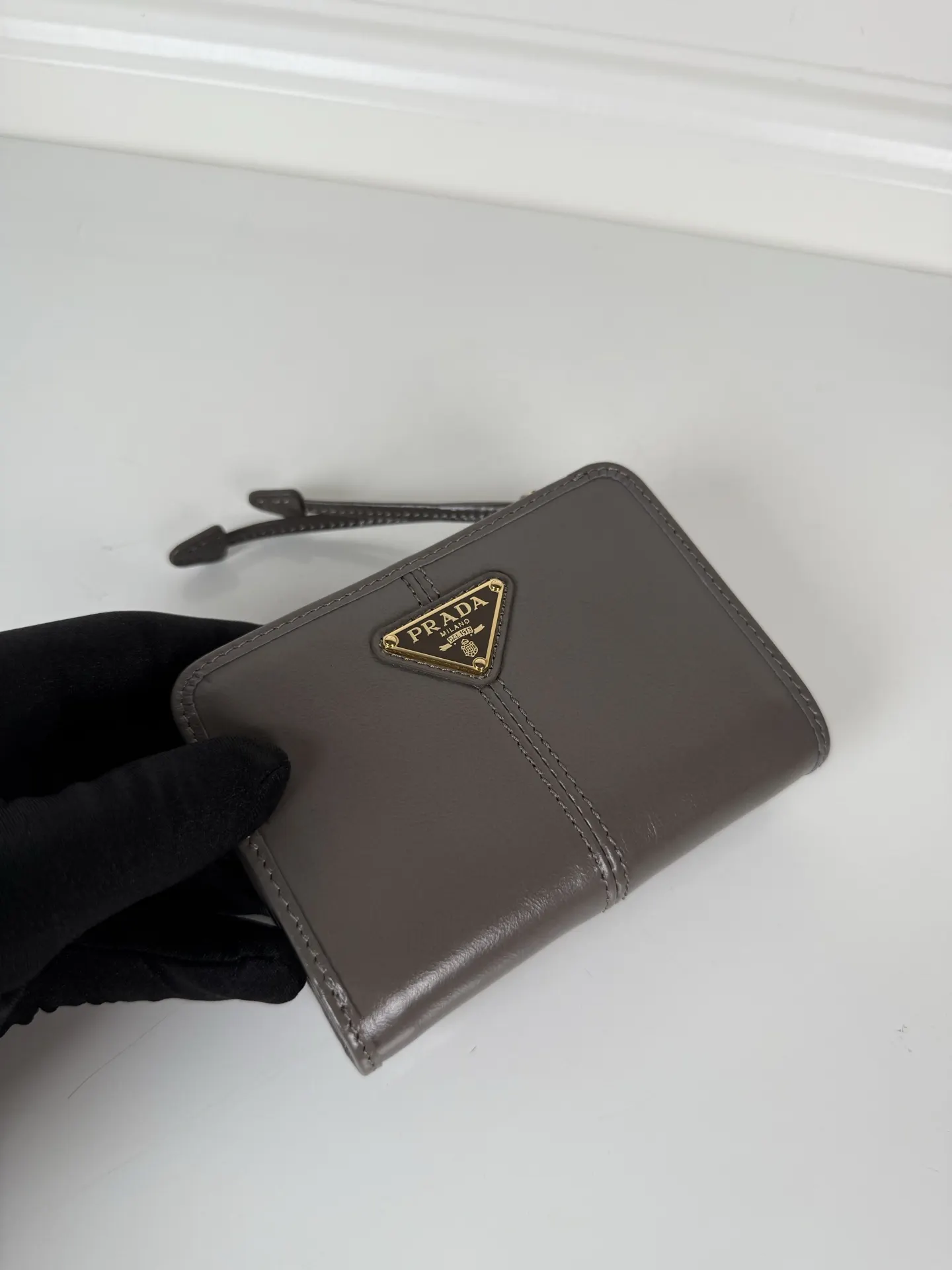 PRADA 黑色皮革卡包礼盒套装 精致配饰款
