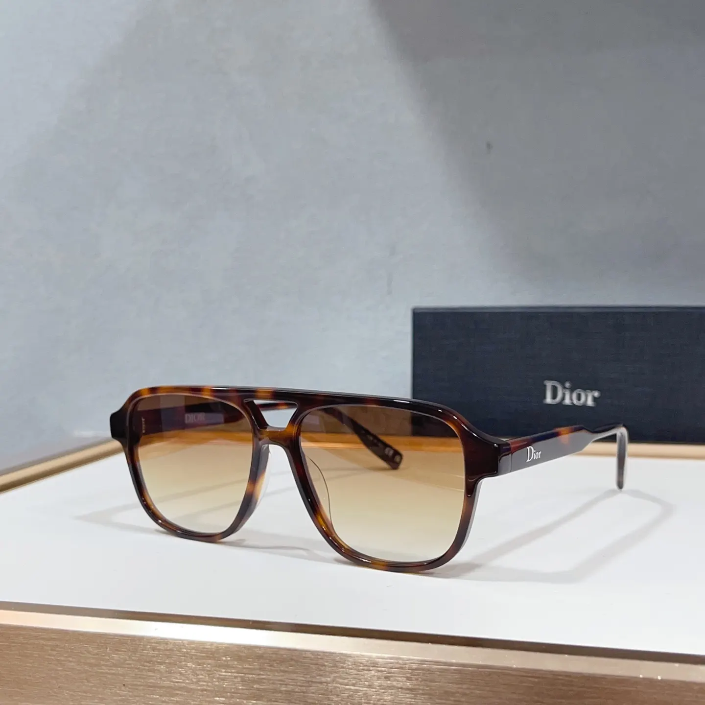 Dior 浅金色太阳镜 复古遮阳款