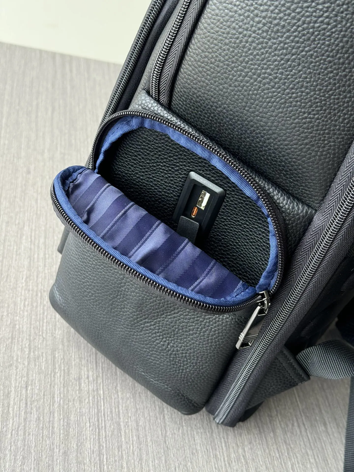 Prada 黑色 小牛皮 行李箱 旅行拉杆款 輕便出行款