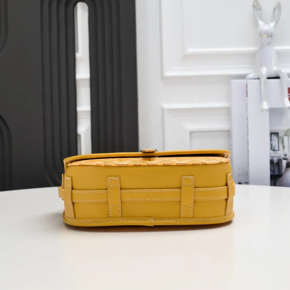 Goyard 黄色 皮质镶边以线条的方式凸显出包身轮廓 翻盖的皮质内衬亦 收纳包 旅行收纳款