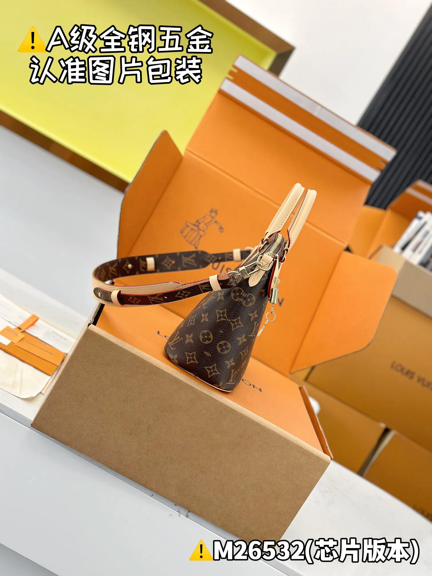LV 黑色壓紋鏈條郵差包 斜挎款(數字12) LV 黑色壓紋鏈條郵差包 斜挎款(數字12)