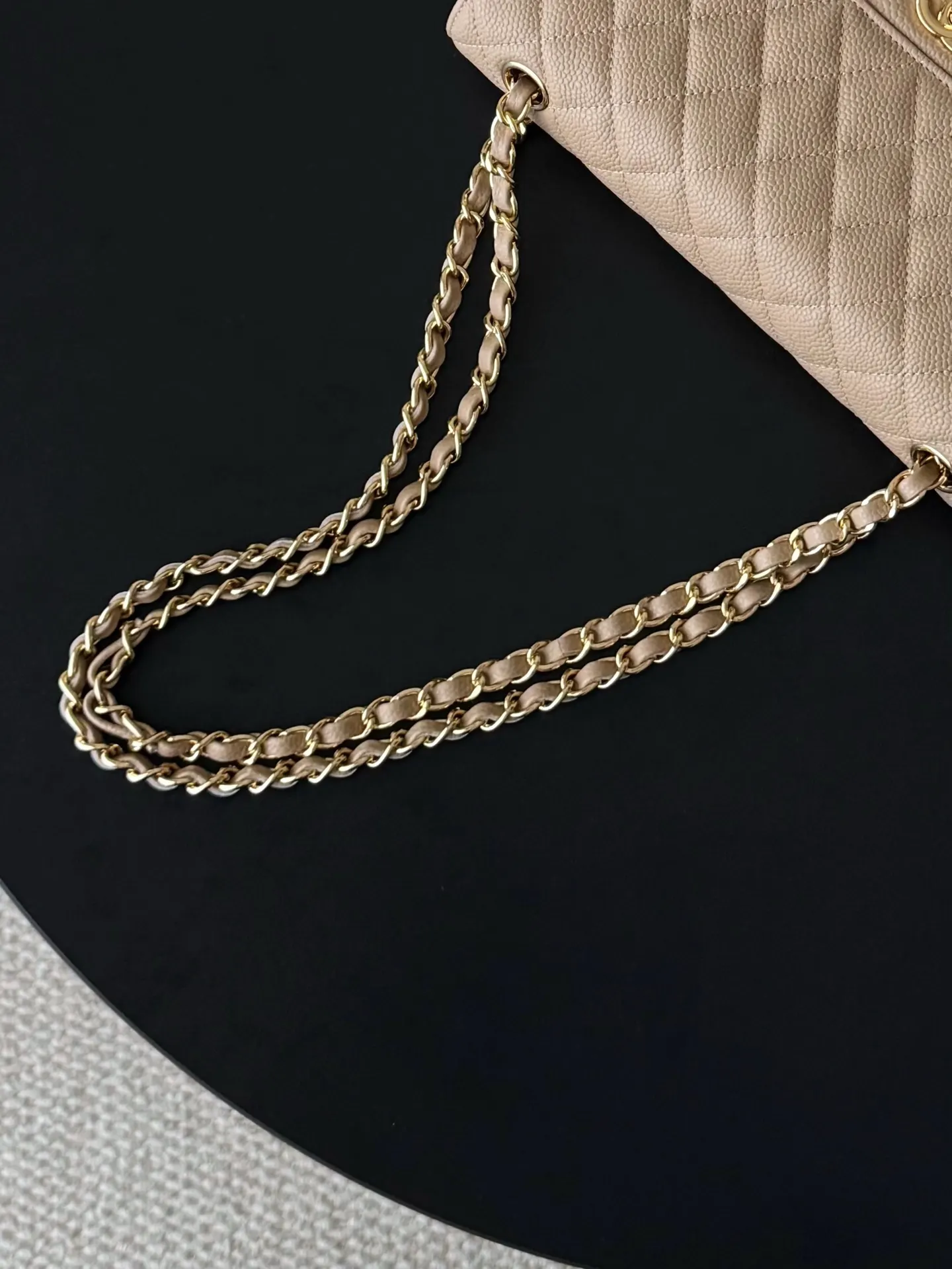 Chanel 浅米色鱼子酱牛皮翻盖链条包 金扣