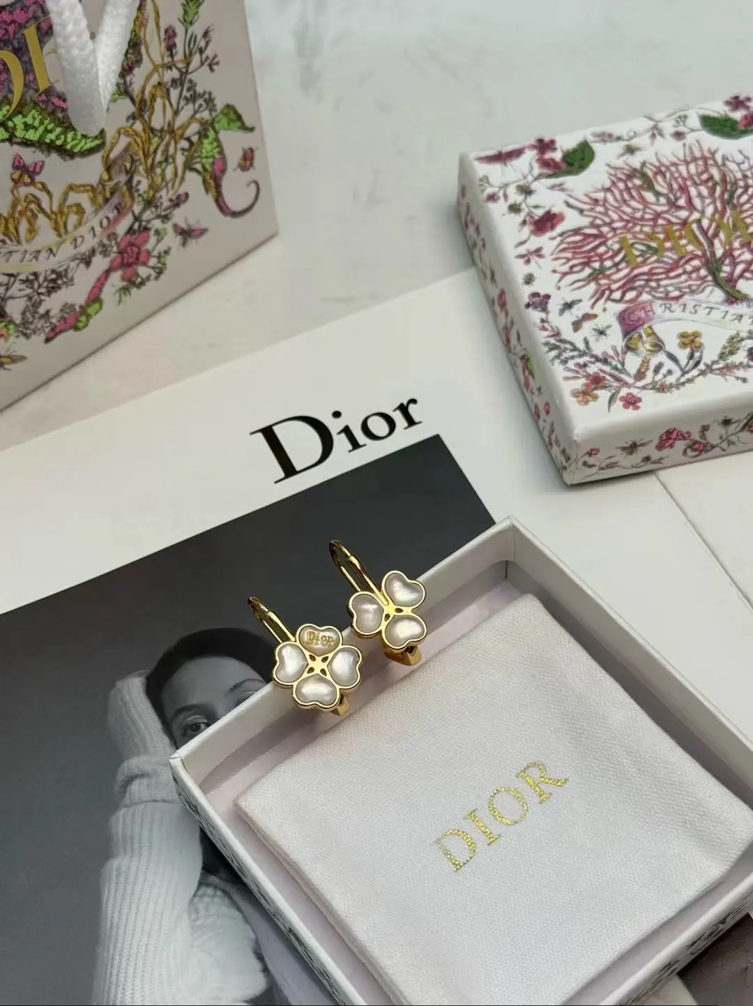 Dior 金色花朵耳环 礼盒