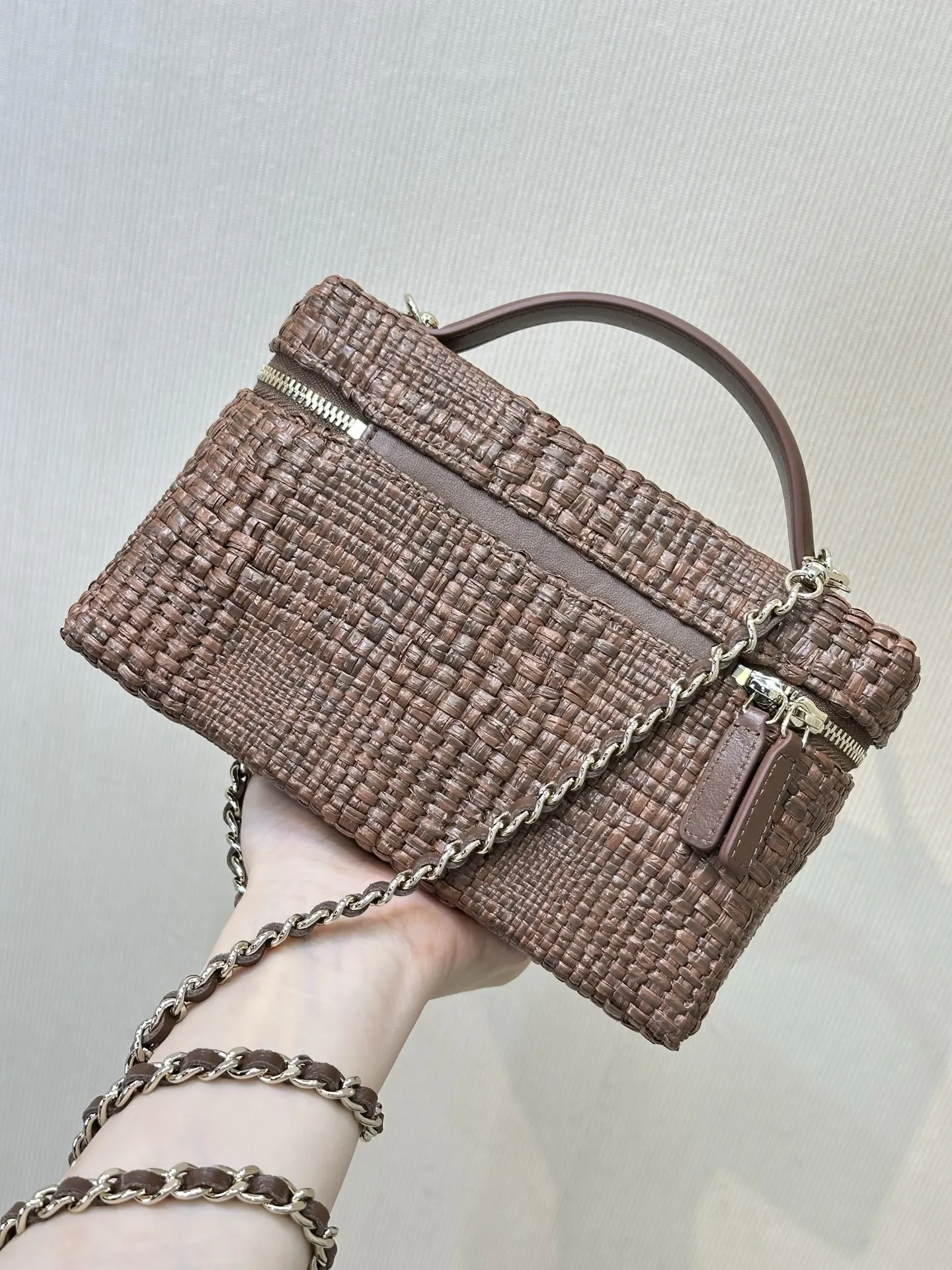 CHANEL 经典的双c加上今年的编织元素 又多了一丝丝的老钱感 斜挎包 轻便斜挎款