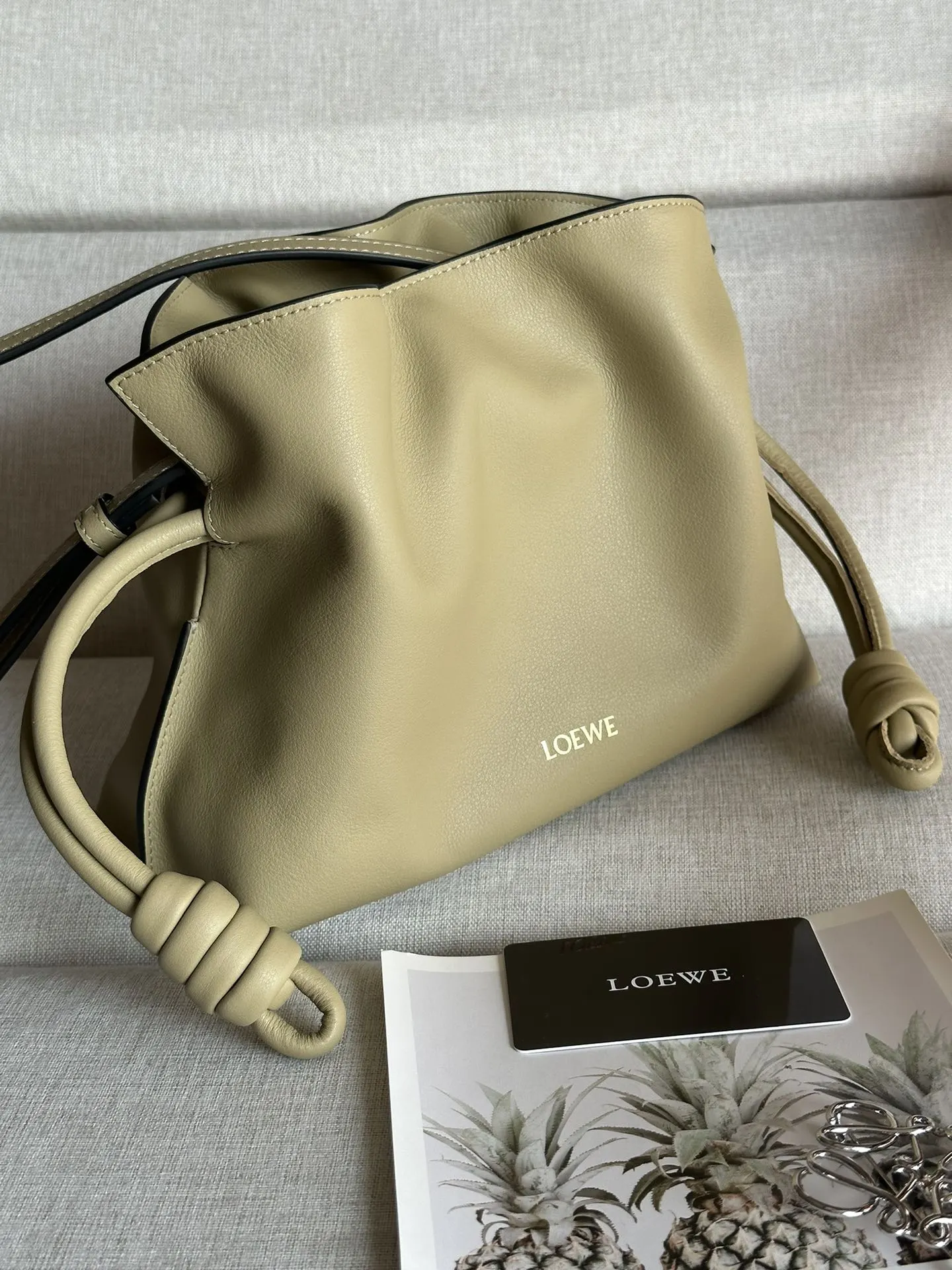 Loewe 金色 牛皮 手拿包 精致手拿款
