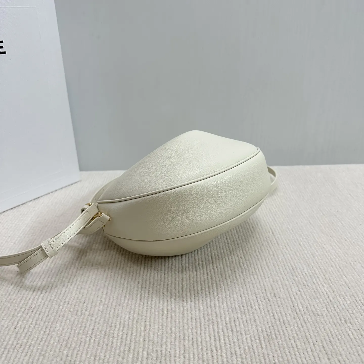 白色 小牛皮 可盐 可甜 可通勤 可约会 可斜挎 可單肩 都超好 斜背包 輕便斜挎款