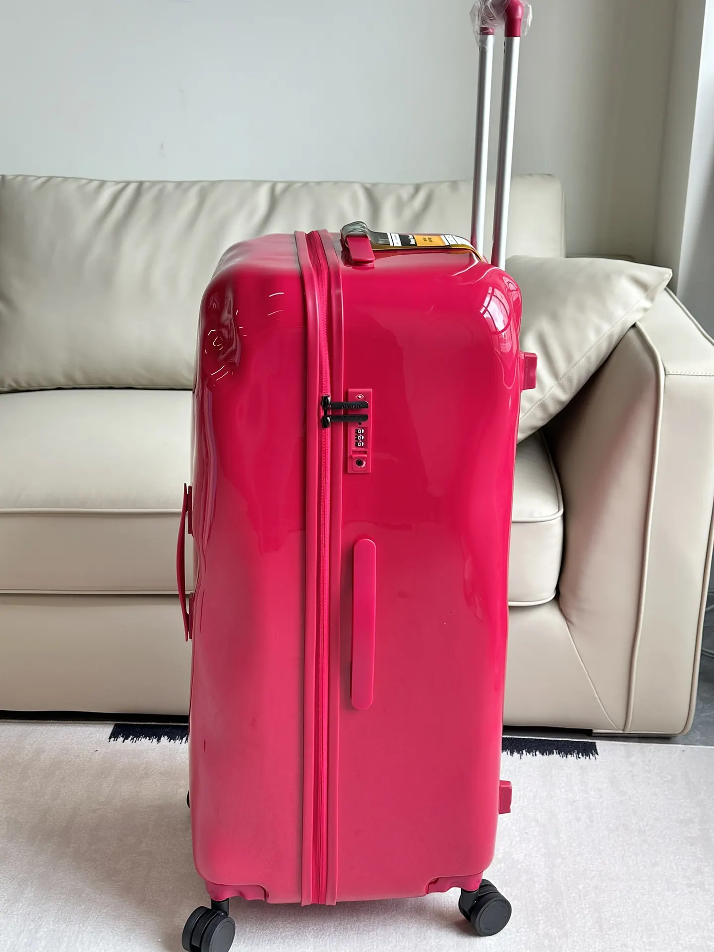 树莓红 这种行李箱用起来就很随便了 不怕摔不怕碰 旅行拉杆款 轻便出行款