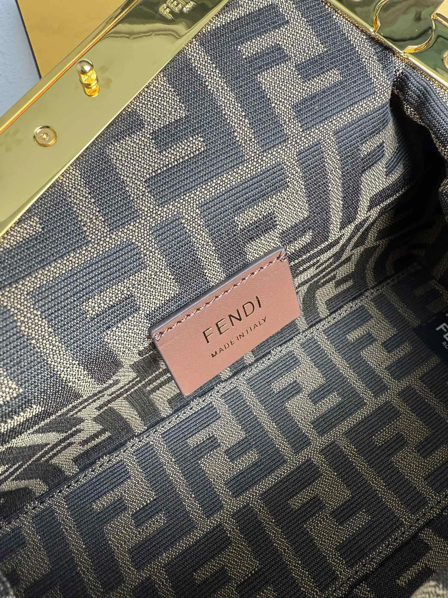 Fendi 粉色 金色 羊皮 手拿包 精致手拿款(數字9) Fendi 粉色 金色 羊皮 手拿包 精致手拿款(數字9)