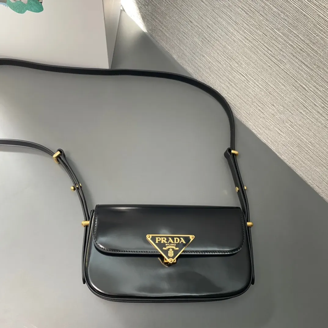 Prada 牛皮 三角标 斜挎包