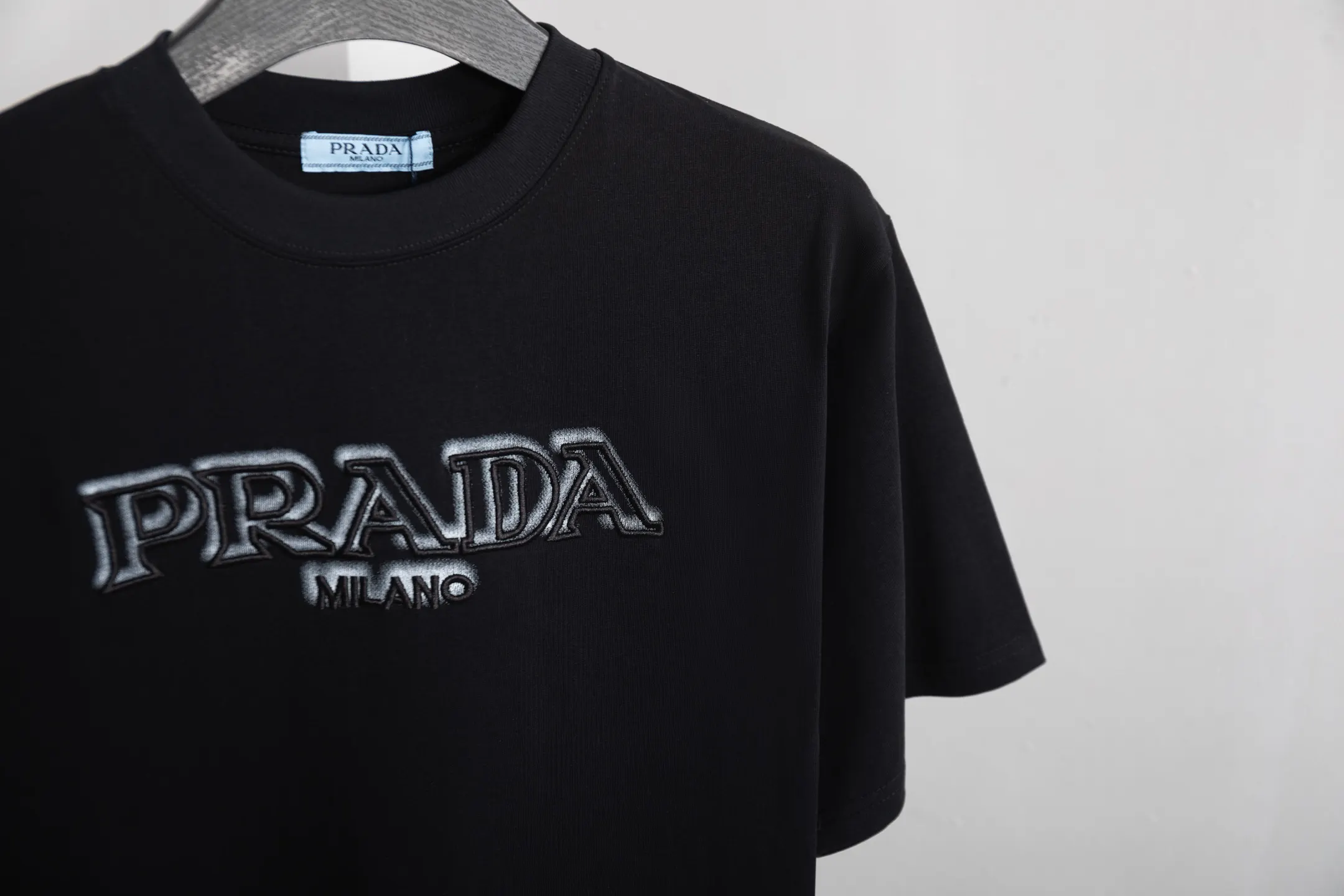 Prada 云雾立体字母刺绣 短袖T恤 高克重休闲