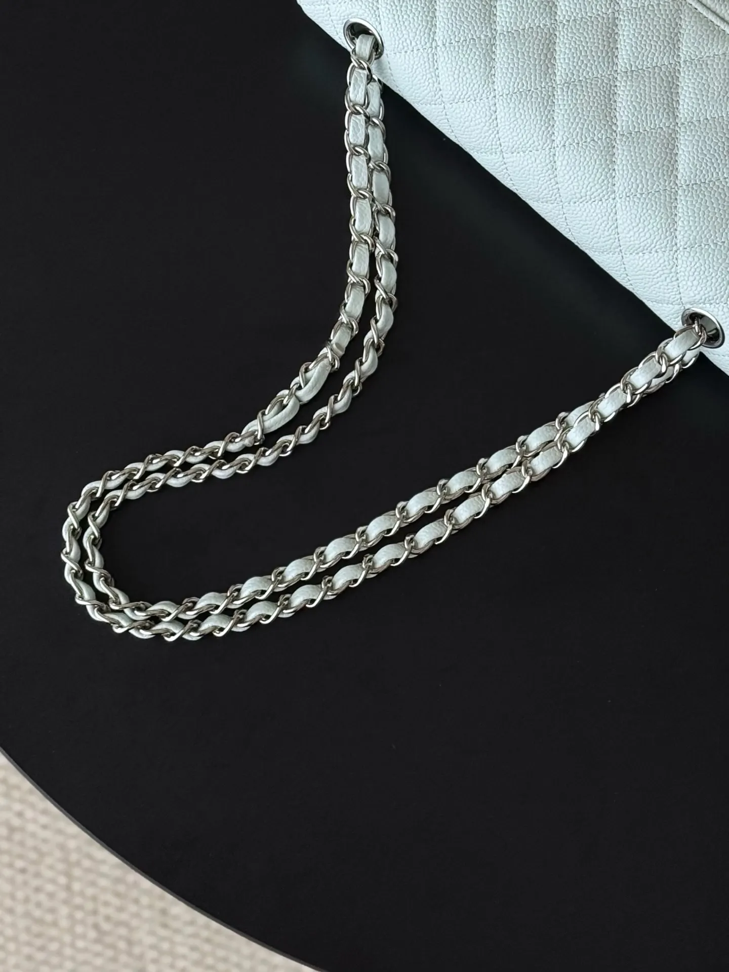 Chanel 白色鱼子酱牛皮翻盖链条包 金扣 复古