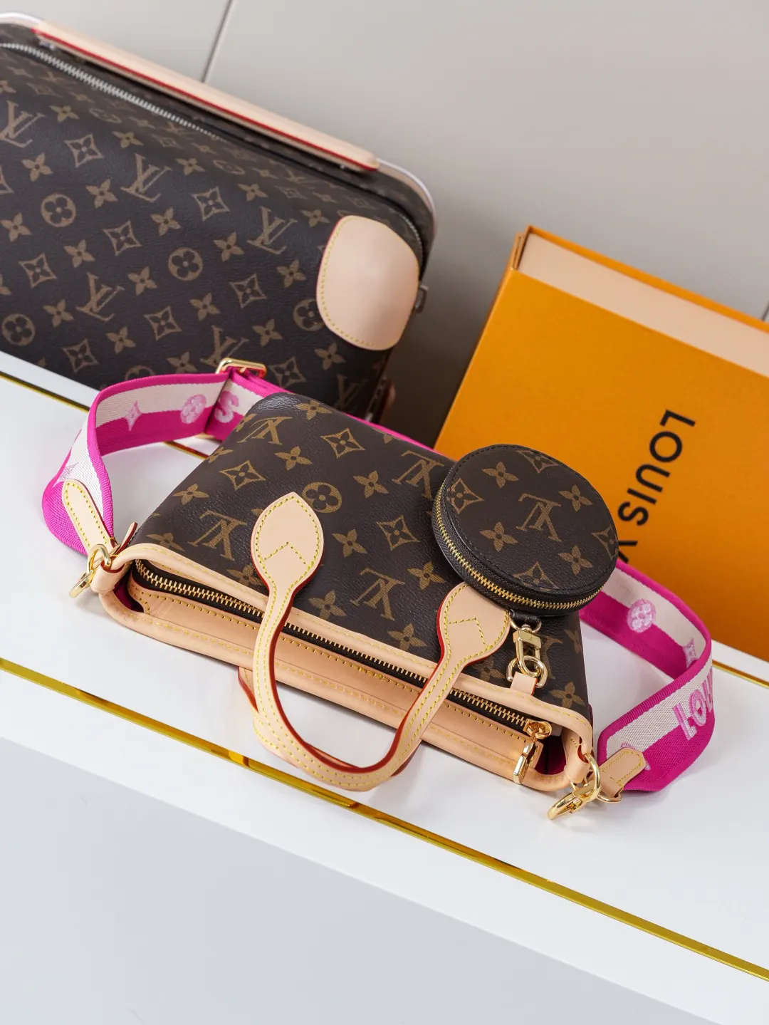 LV Neverfull tote bag, high-capacity commuter model Image 6 LV Neverfull tote bag, high-capacity commuter model Image 6