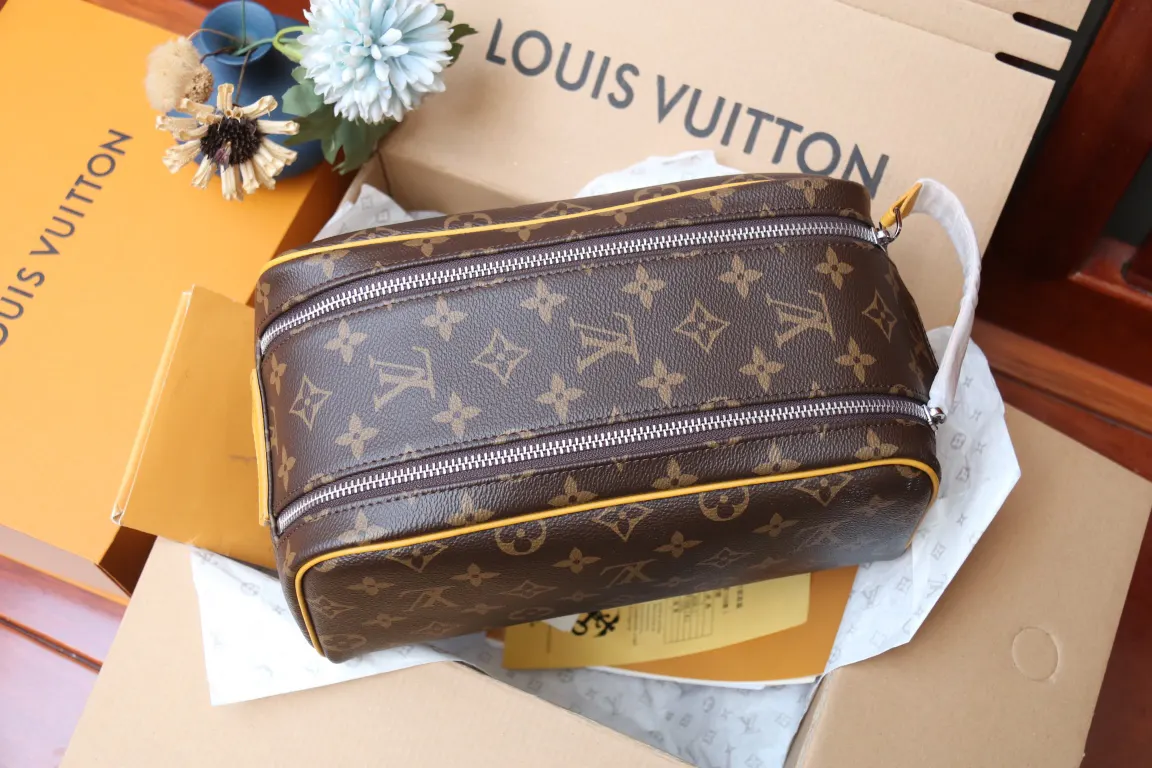 LV 老花 牛皮 皮質宽手柄可舒適提携 亦可置于挂钩上 实乃不可或缺的 化妝包 便携收納款