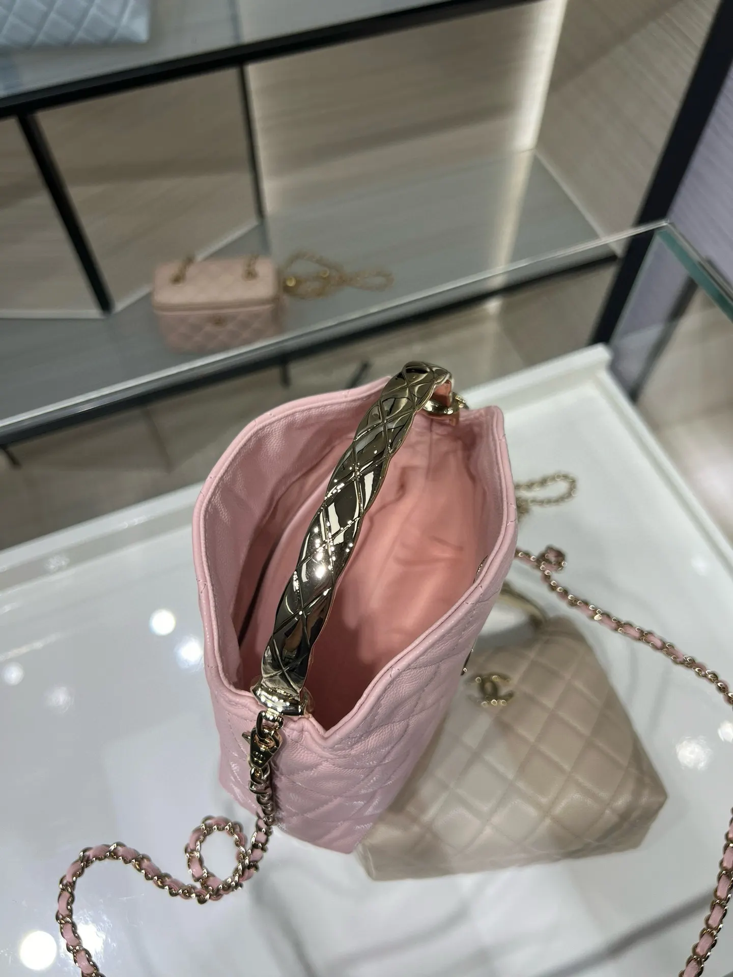 Chanel 小牛皮翻蓋鏈條包 單肩斜挎(數字8) Chanel 小牛皮翻蓋鏈條包 單肩斜挎(數字8)