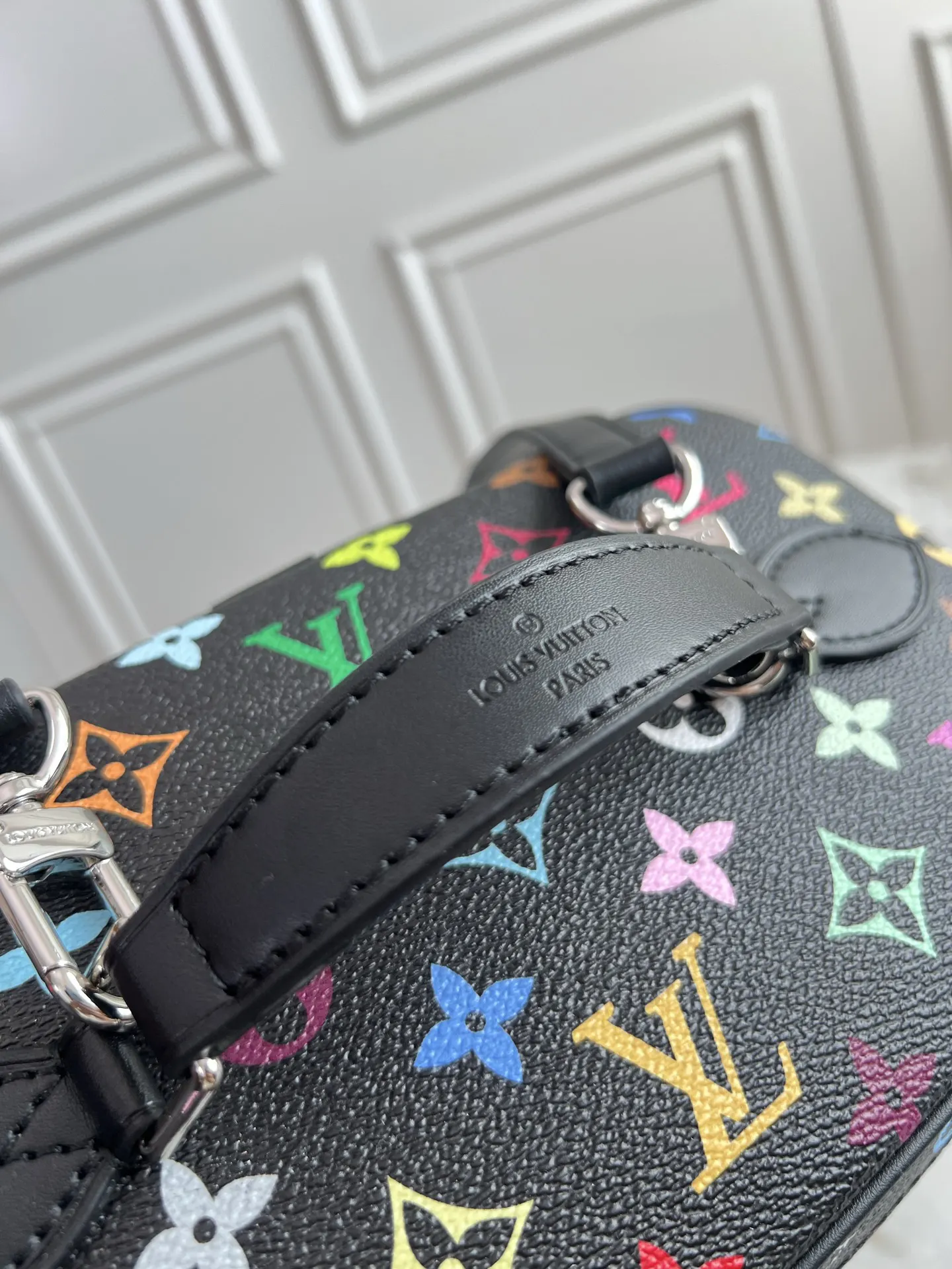 LV 帆布 烟花 庆祝 黑 白彩本 化妝包 便携收納款