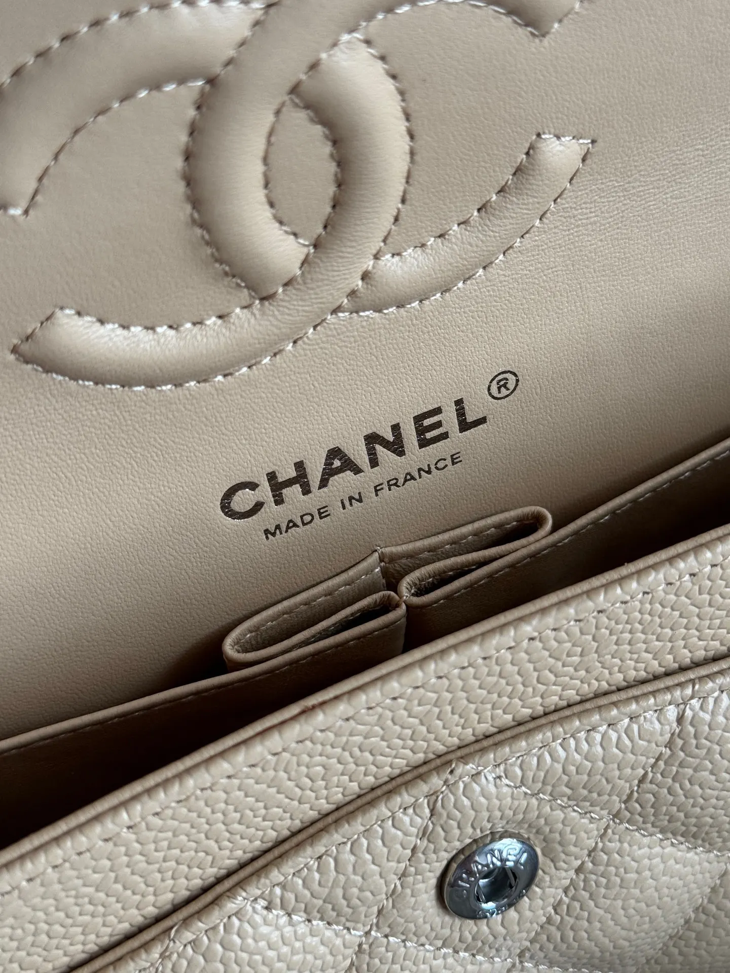 Chanel 米色荔枝纹牛皮翻盖链条包 金扣
