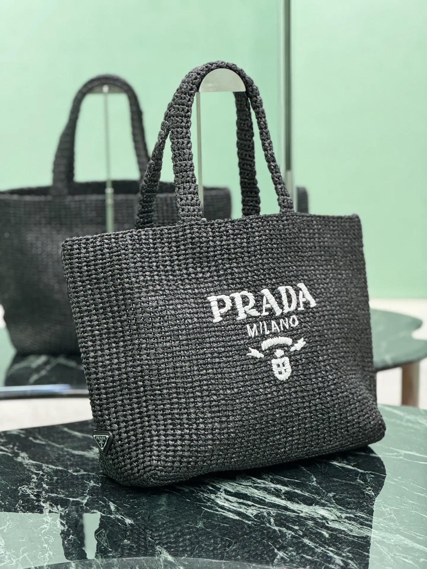 Prada 正面标志性的刻字徽标刺繡巧妙点缀廓形 托特包 大容量托特款