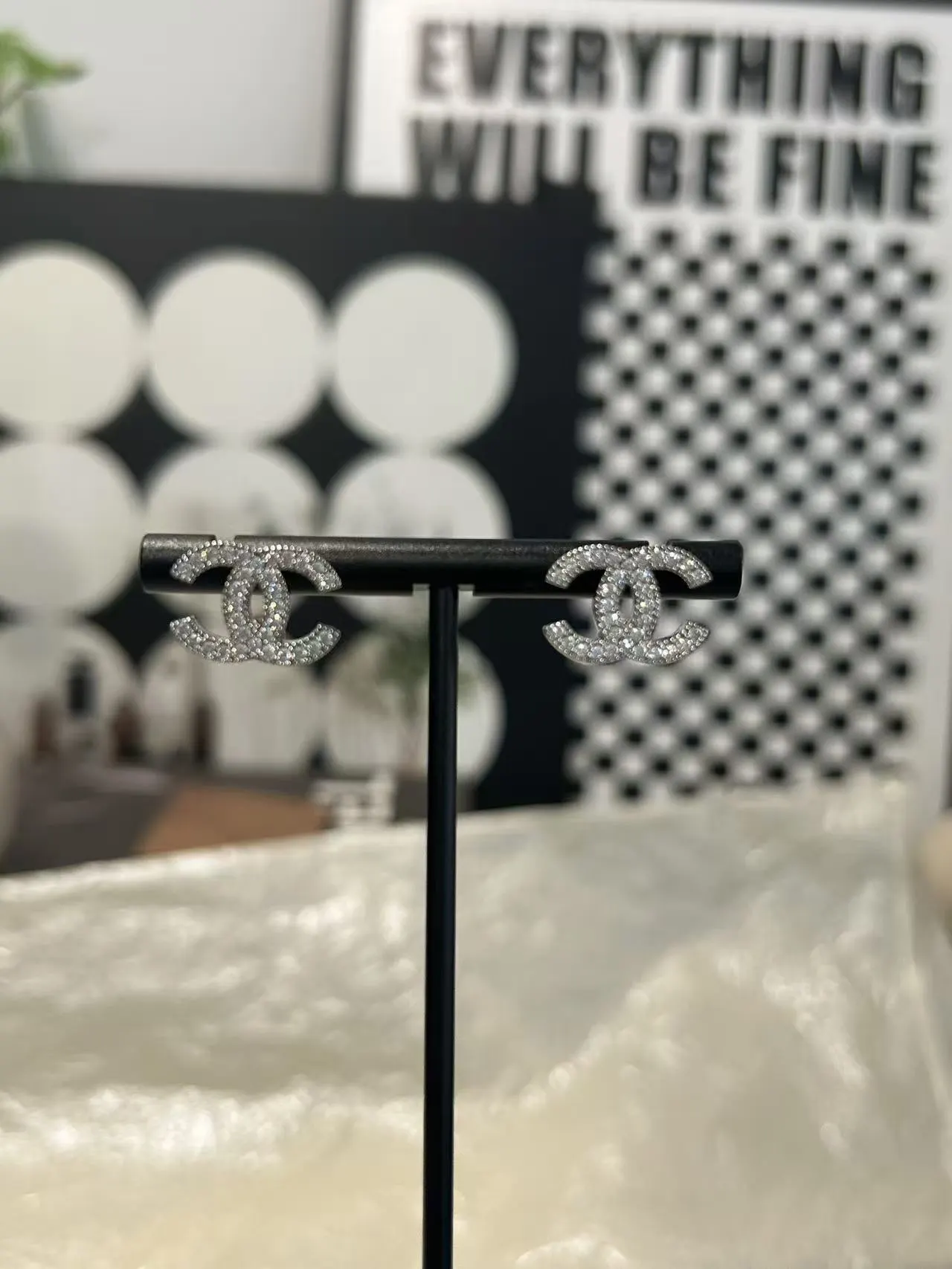Chanel 银色 满钻 耳钉 小巧点缀 耳饰