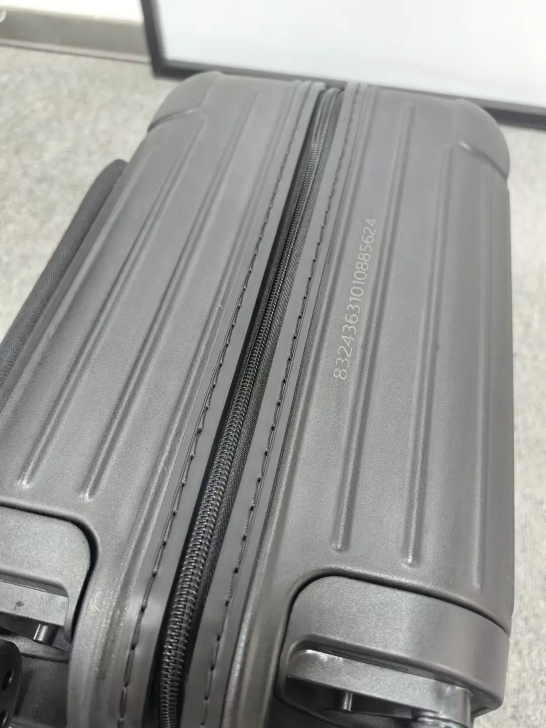 黑色 白色 玫瑰 寸登机箱前置口袋黑色 行李箱 旅行拉杆款 輕便出行款