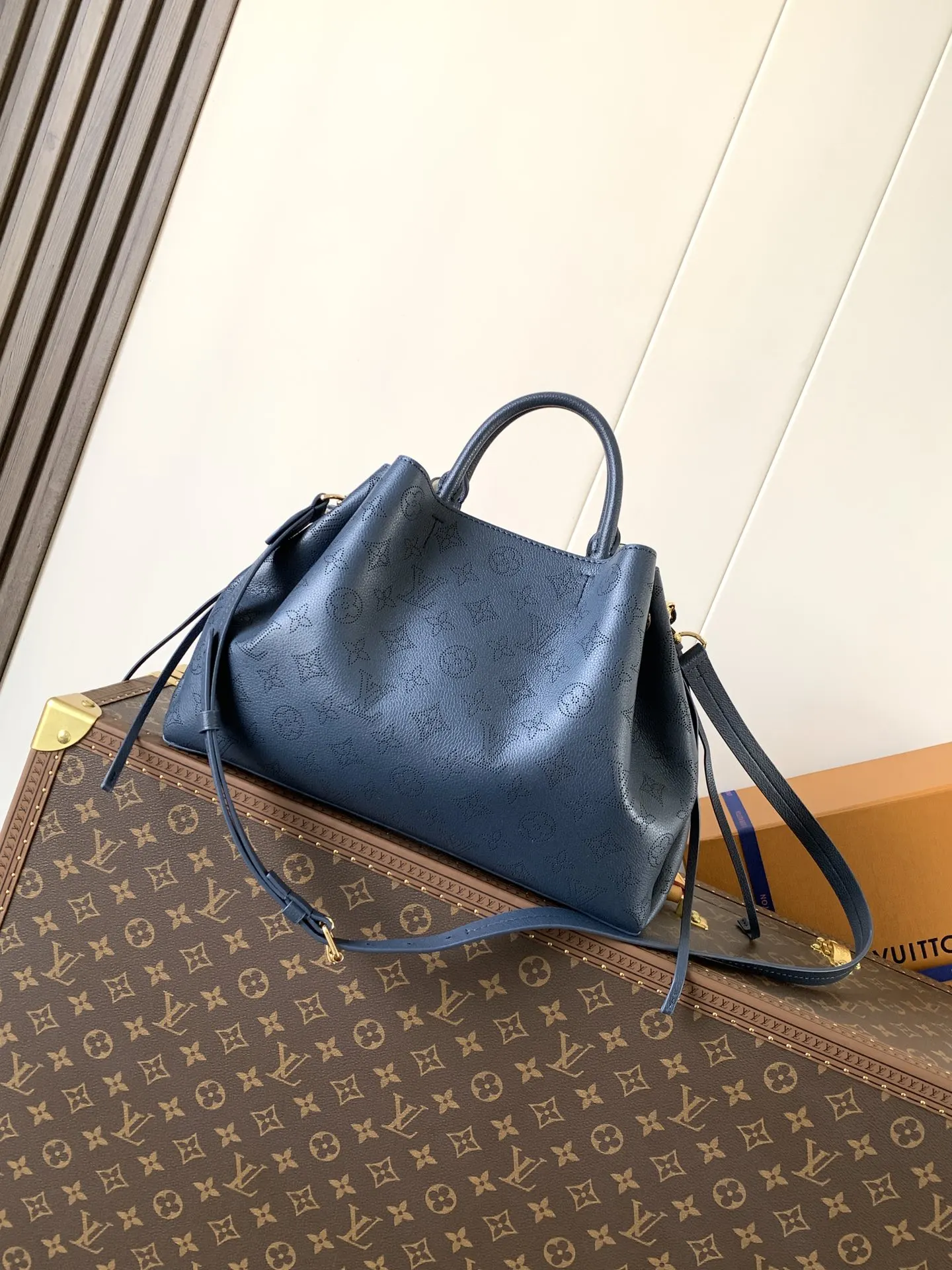 蓝色 牛皮 充裕构型方便收纳平和其他日常所需 斜挎 肩背或手提 托特包 大容量托特款