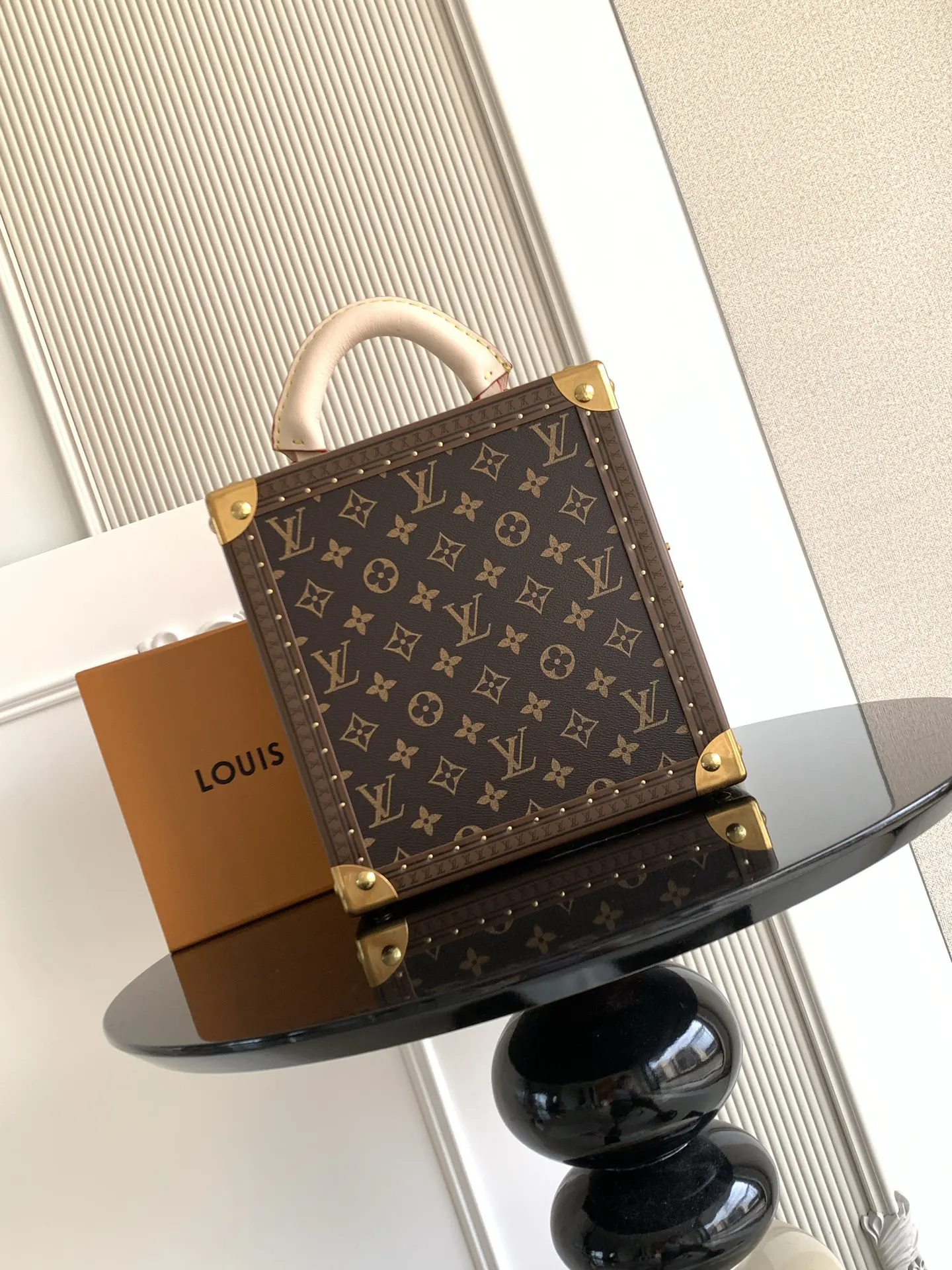 LV 动态 通过微缩手法再现知名建筑 化妆包 便携收纳款