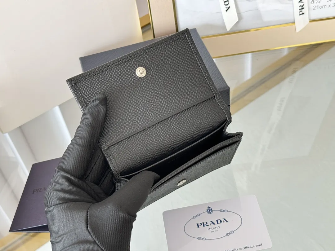 Prada 十字纹牛皮 钱包 实用卡夹