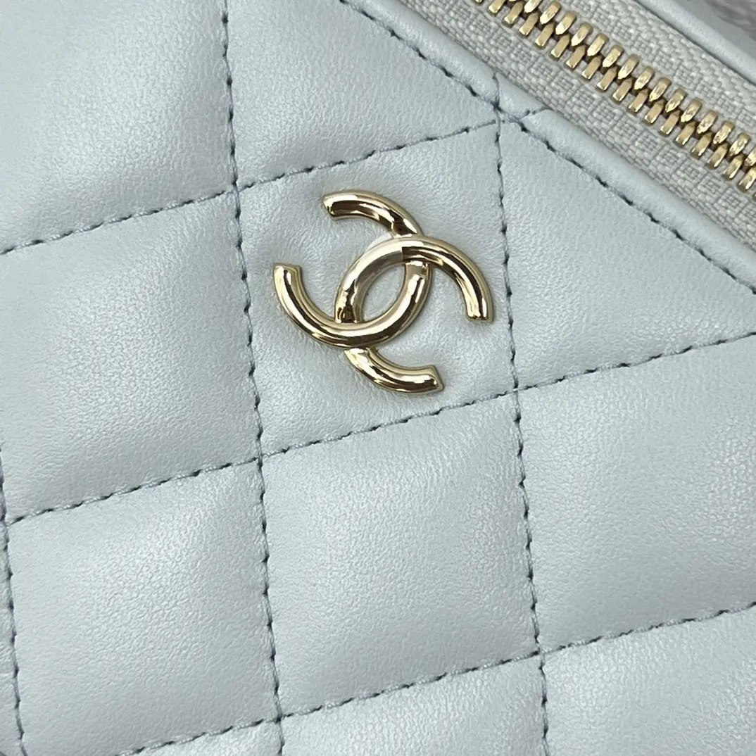 CHANEL 19 Bag 浅蓝色羊皮菱格链条包 小号款