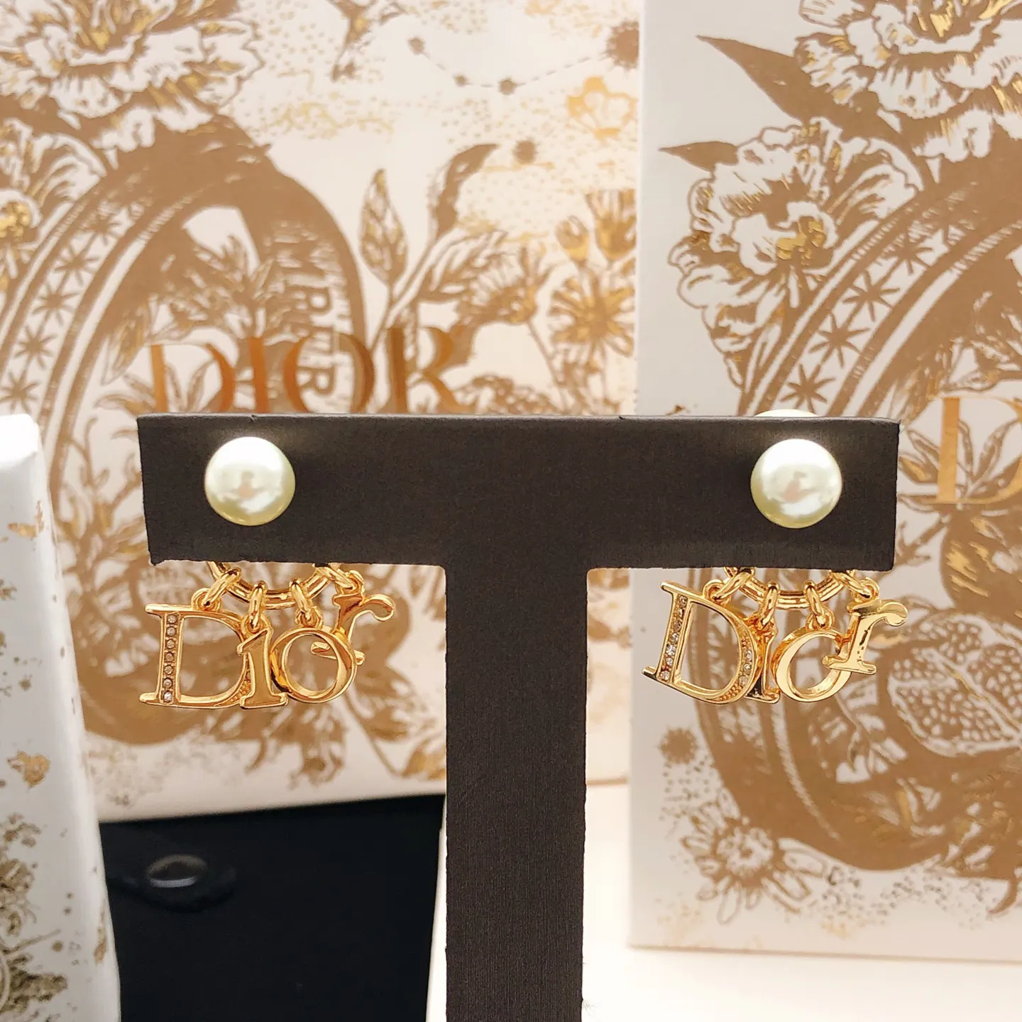 Dior 金色 珍珠 字母 耳钉 小巧点缀款