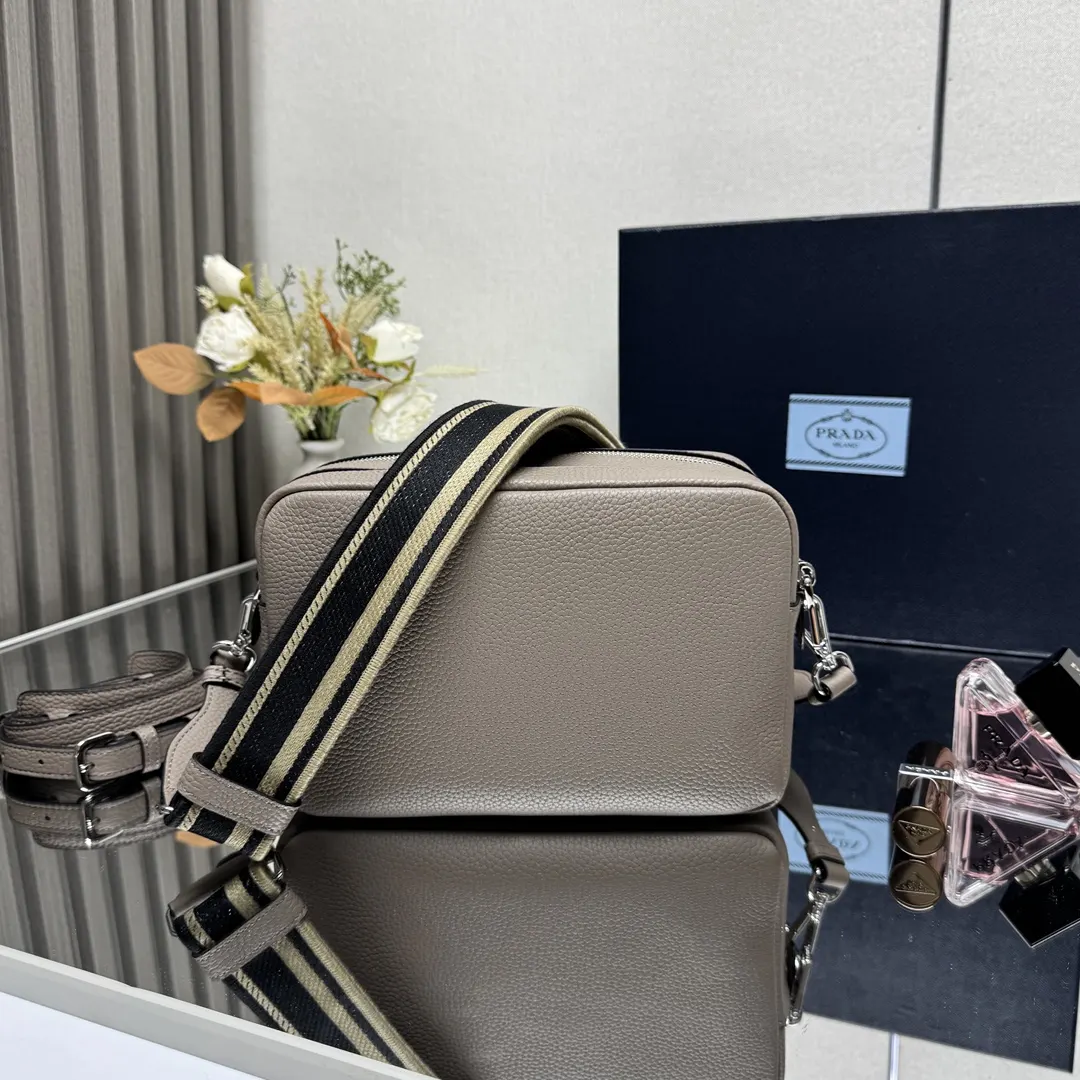 Prada 鹿皮 牛皮 双肩背包 轻便实用