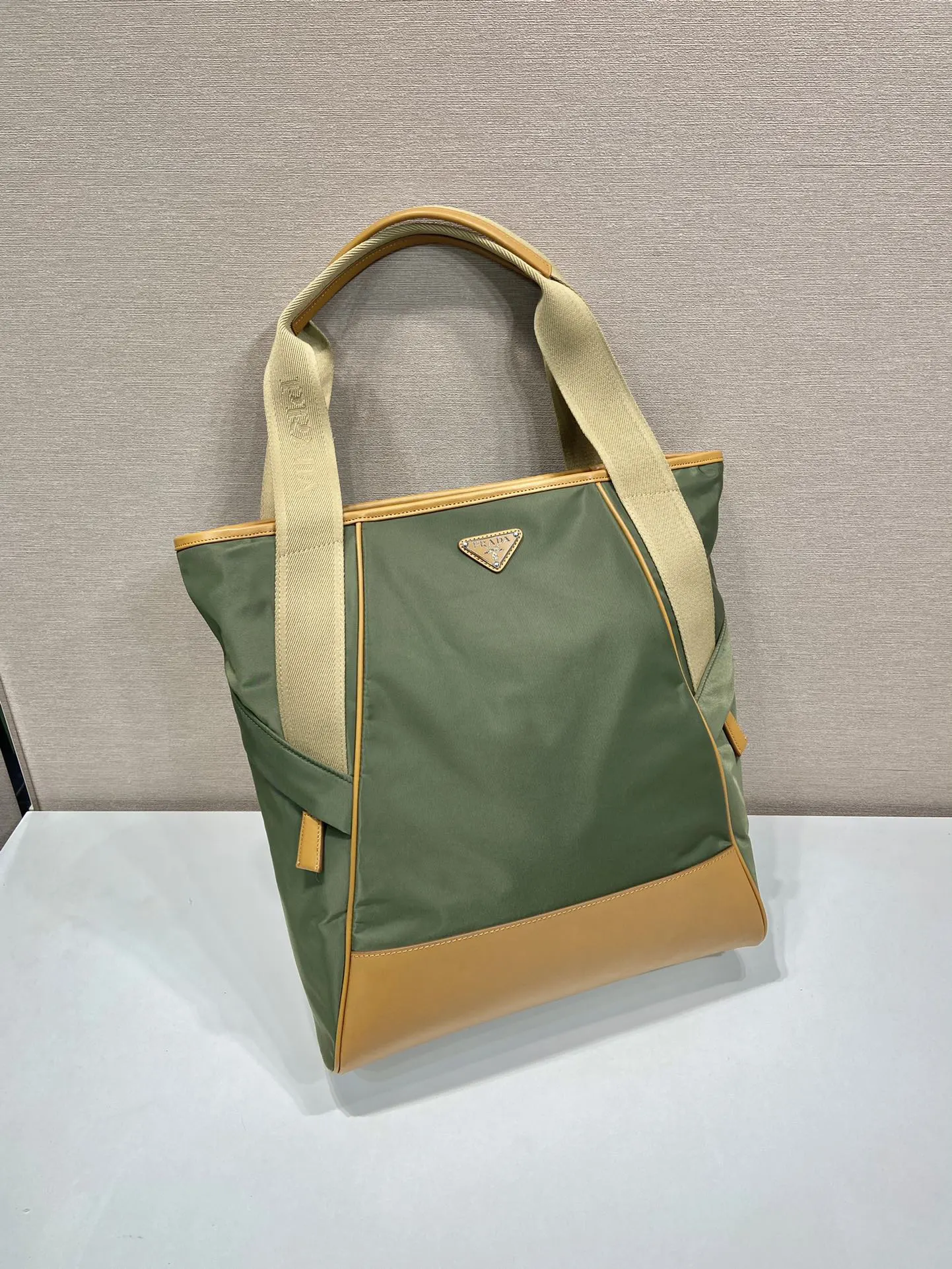 皮革 托特包运用几何线条勾勒 大容量托特款