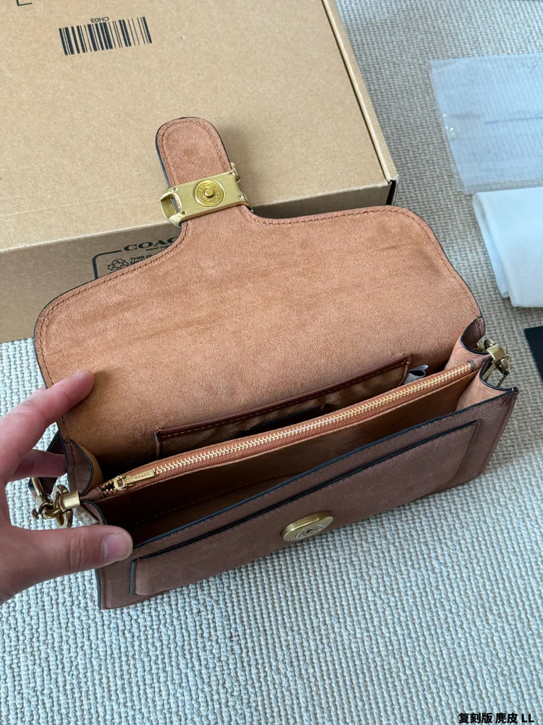 Coach 銀色 牛皮 Tabby 收納包 旅行收納款