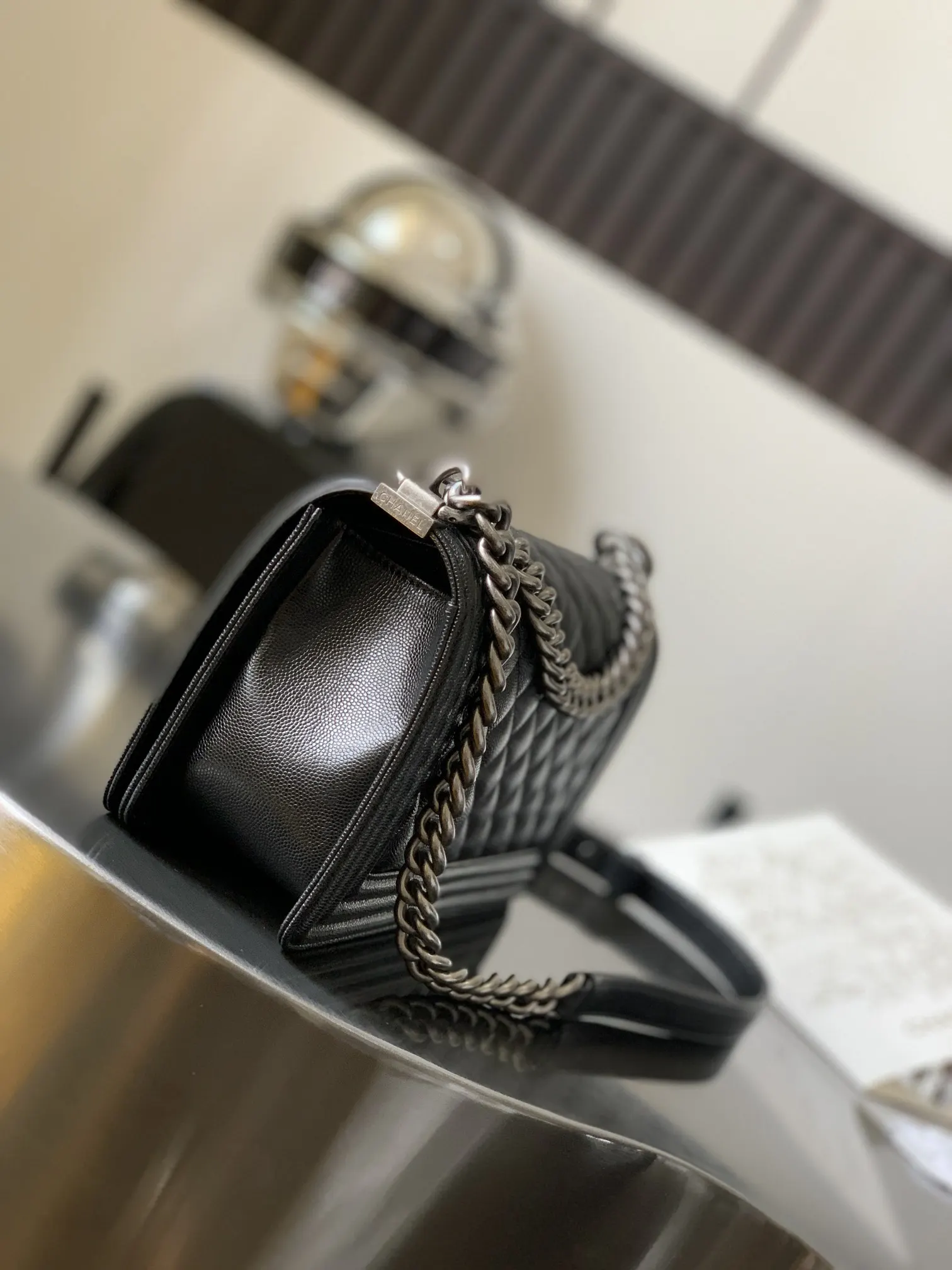 CHANEL 黑色鱼子酱牛皮翻盖链条包 双肩背款