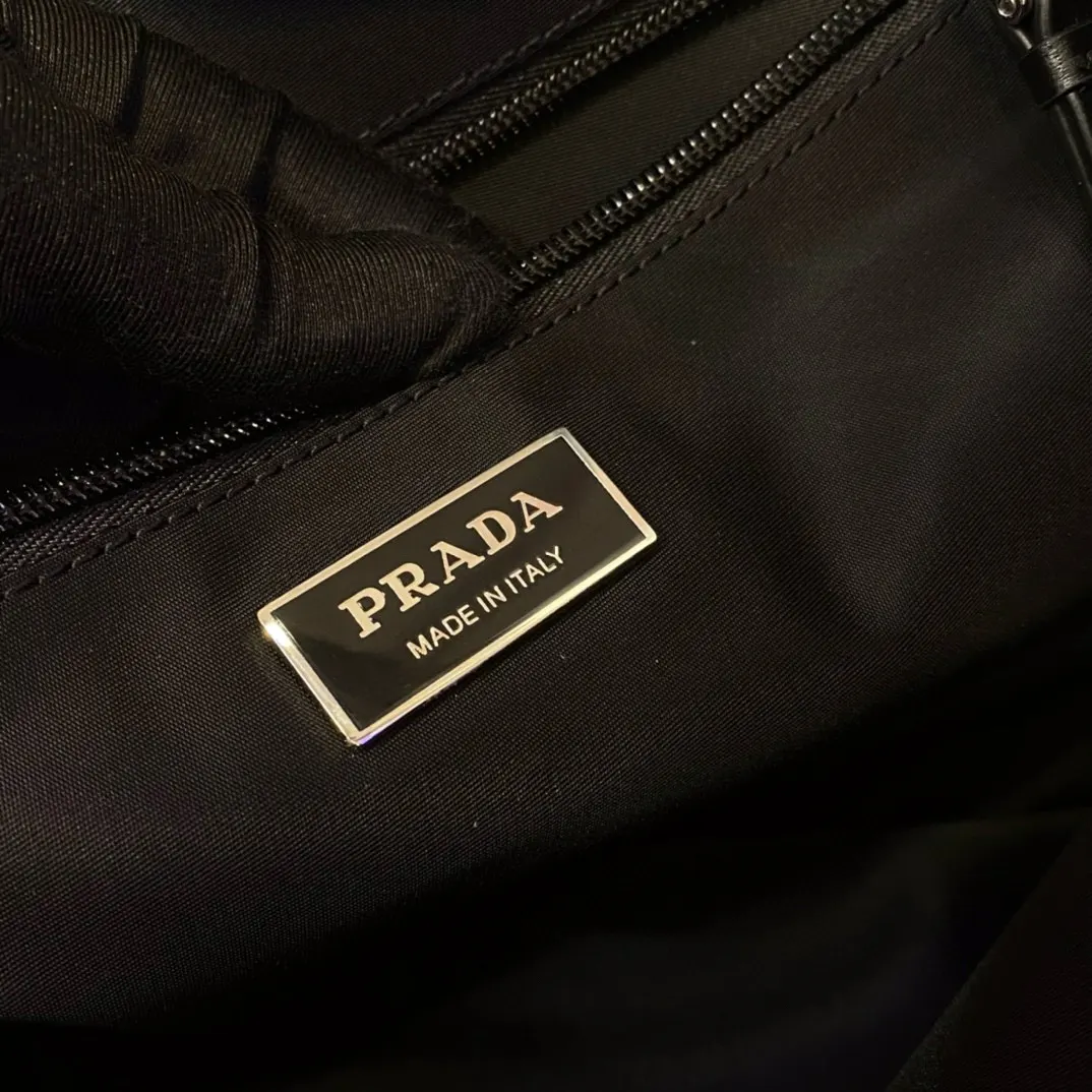 PRADA Re-Nylon尼龙 皮革 邮差包 通勤百搭款