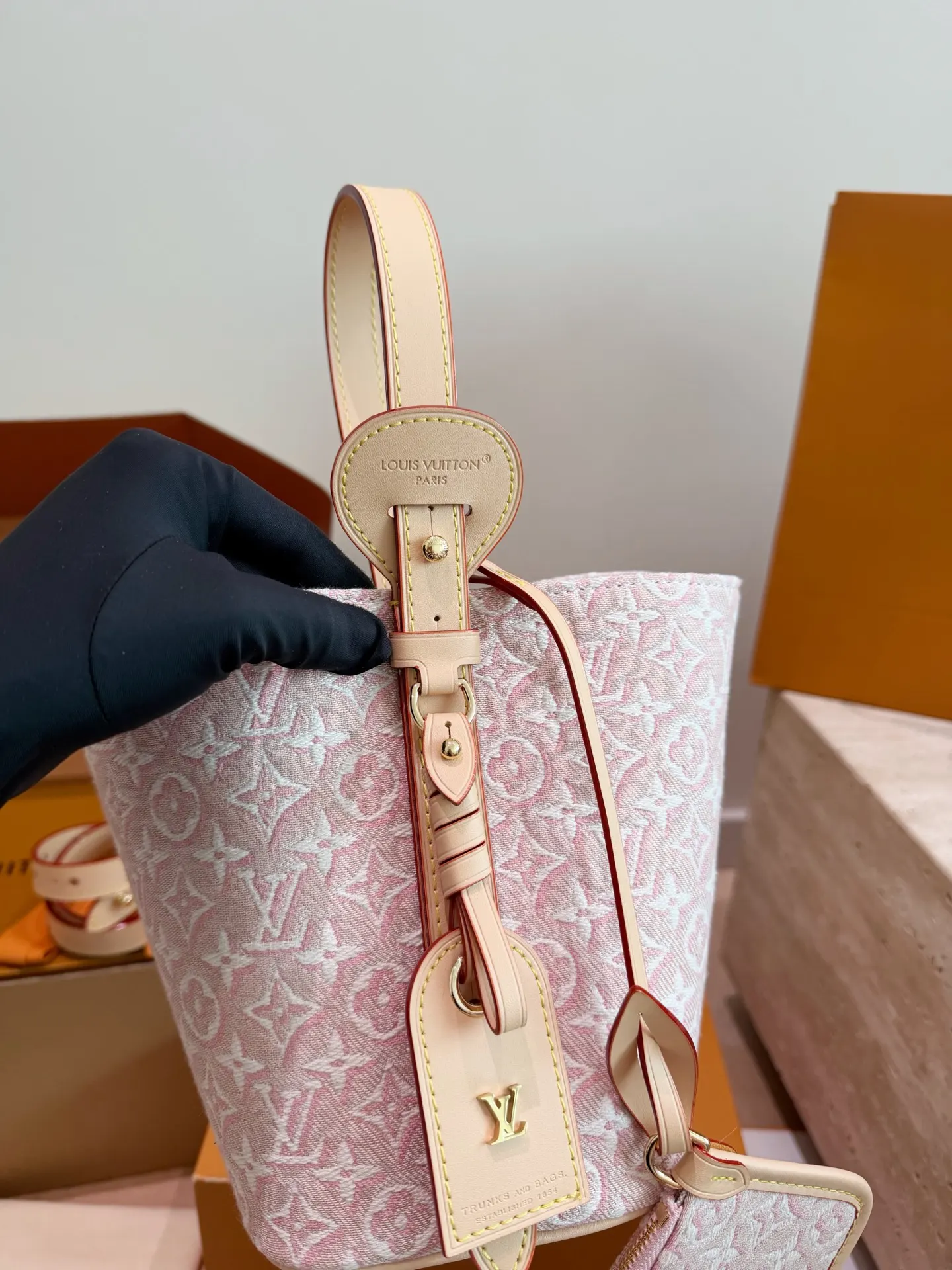 LV 牛皮 浅色帆布轻微防水 日常通勤或休閒都很適合 斜背包 輕便斜挎款