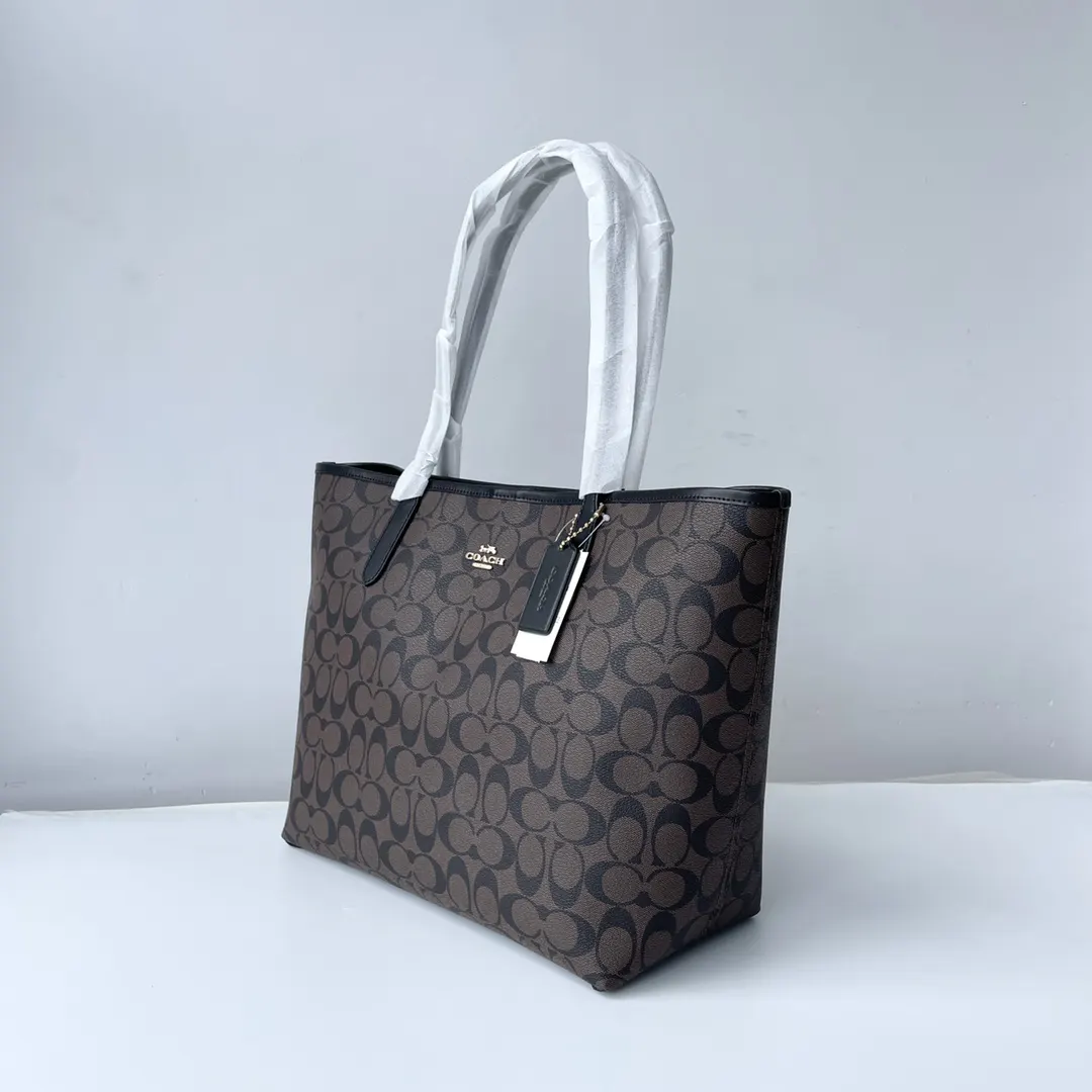 Coach 老花 帆布 新奥莱款双面托特包 的老花图案可以 大容量托特款