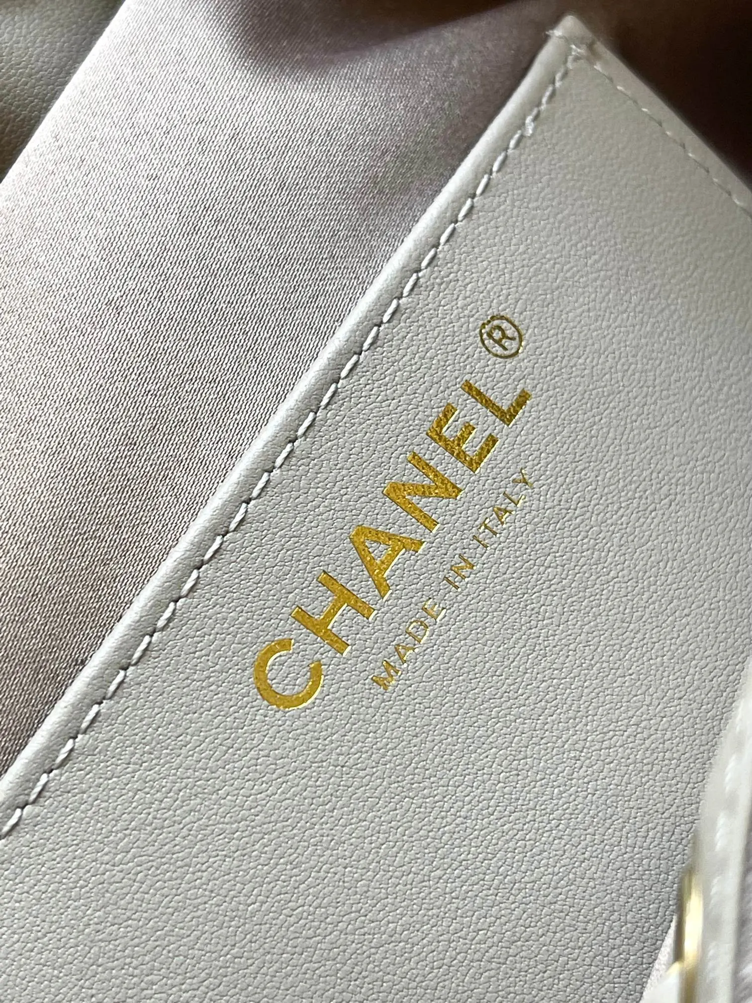 Chanel 米白色牛皮Hobo腋下包 金链