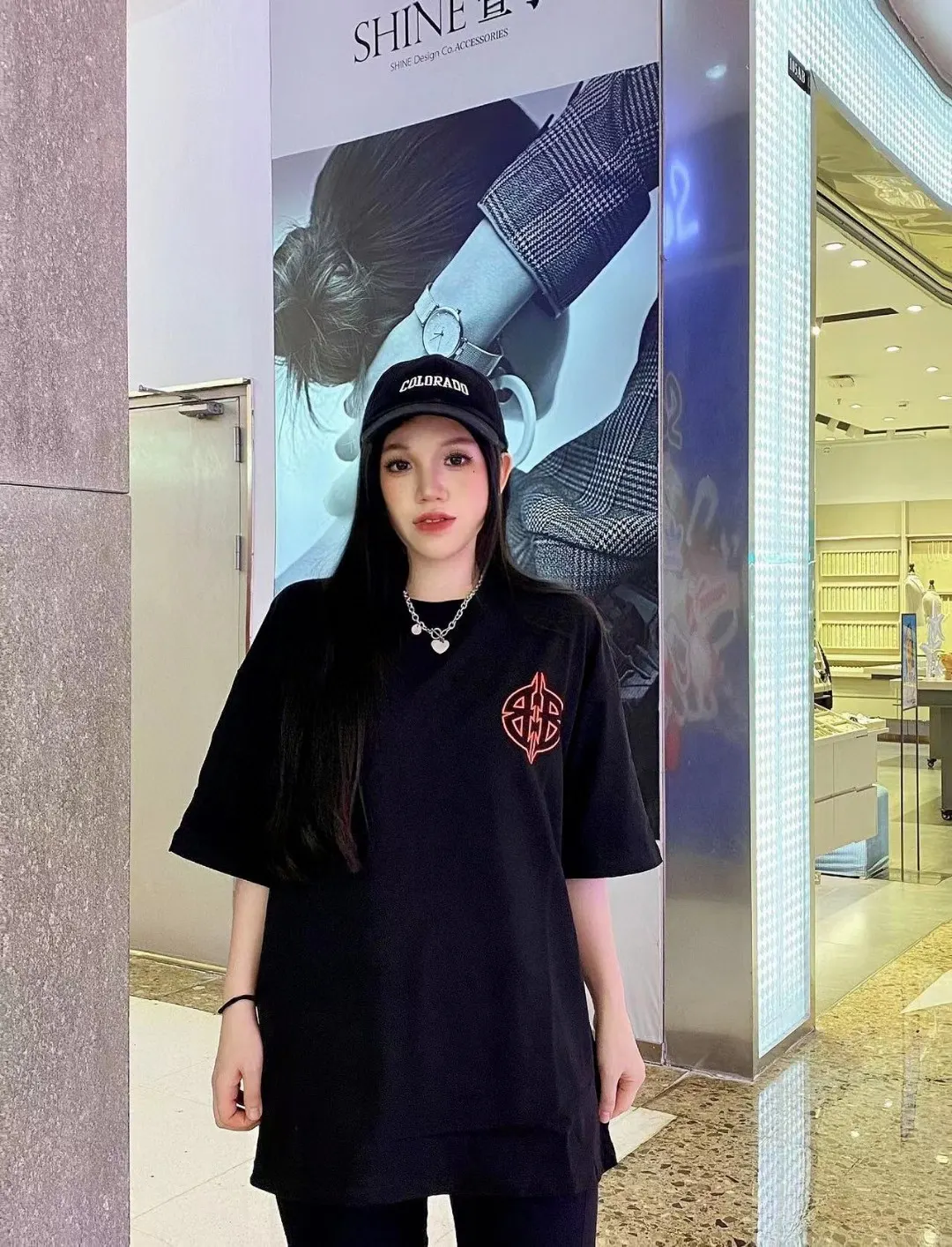 Balenciaga 紅色徽章標識圓領短袖T恤 黑色(數字7) Balenciaga 紅色徽章標識圓領短袖T恤 黑色(數字7)