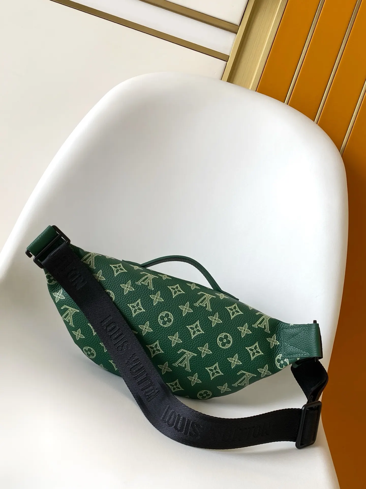 黑色 藍色 牛皮 贴身构型方便取放主隔层物品 可调节背带实现系腰 肩背 腰包 休閒腰包款