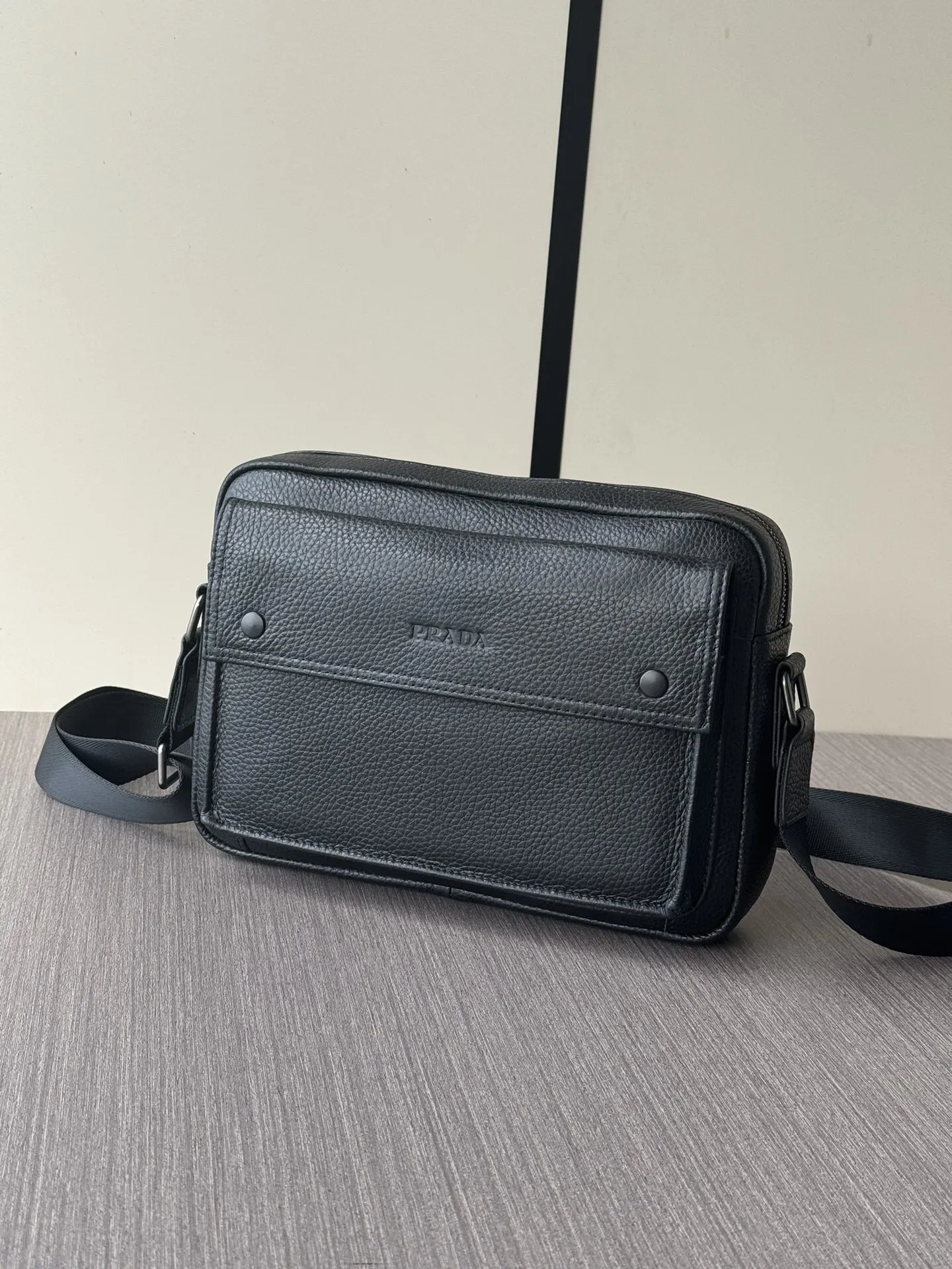 Prada 黑色 牛皮 Logo 斜挎包