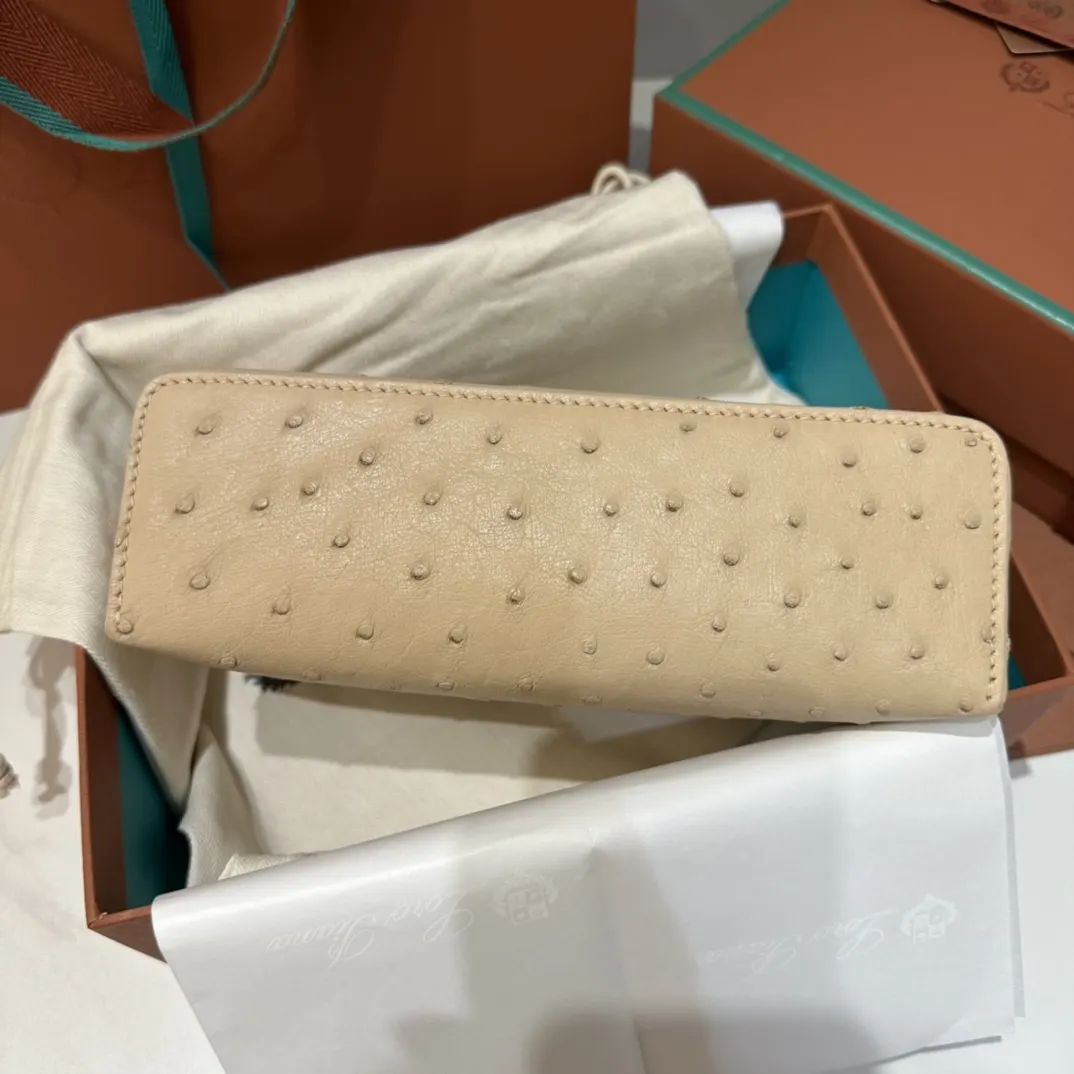皮質细腻 手感像黃油一般柔软 小小包身大容量 不光是 化妝包 便携收納款